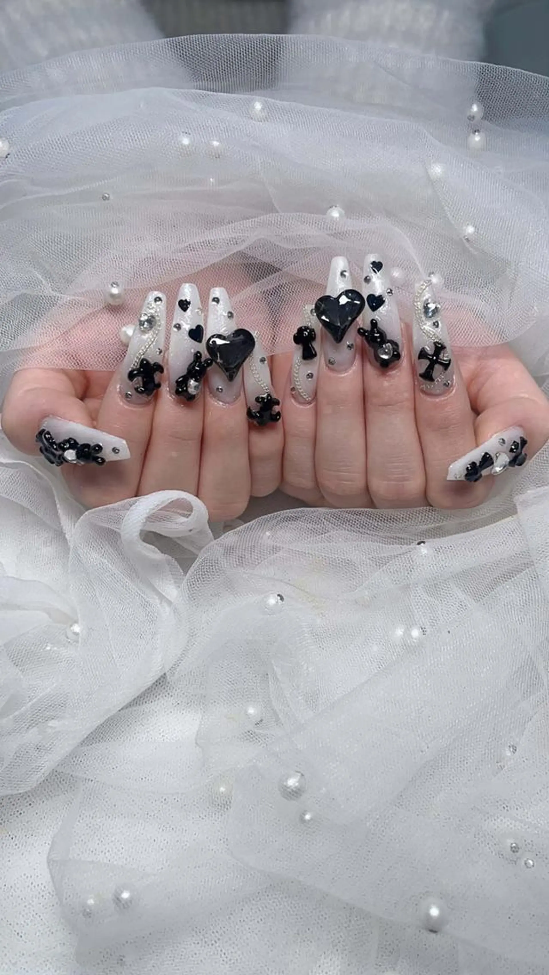 ロング パーマ 韓国風ヘア ハンドネイル Bling Salonのネイルデザイン