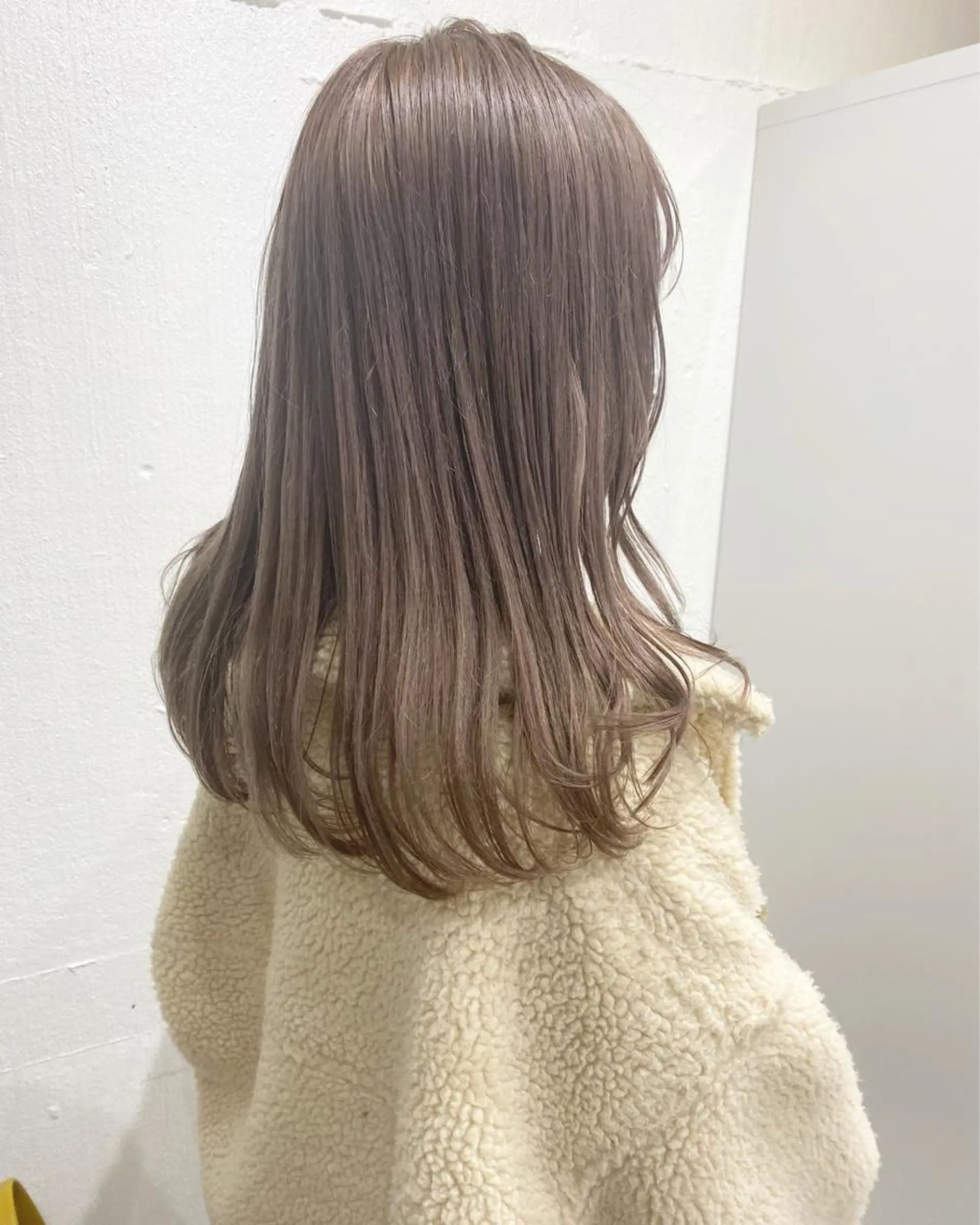 ミディアム カラー ヘアアレンジ 切りっぱなしボブ アッシュ アッシュグレー バレイヤージュ ベージュカラー ササキカズマ〻透明感 〻色落ち〻赤み消しのヘアスタイル