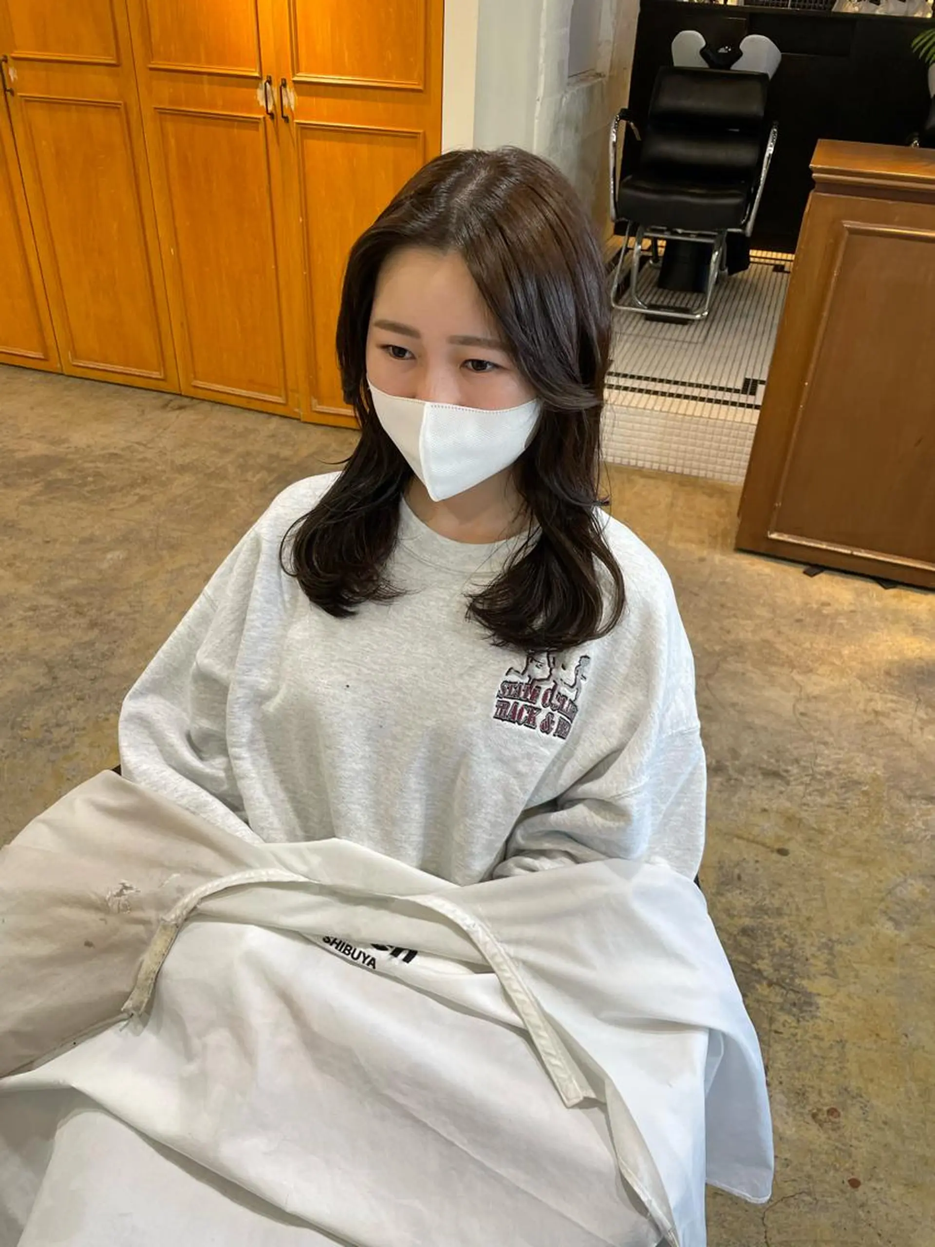 セミロング カラー ベージュカラー オリーブベージュ カット ヘアカラー トリートメント MIOベージュカラー 柔らかいカラーのヘアスタイル