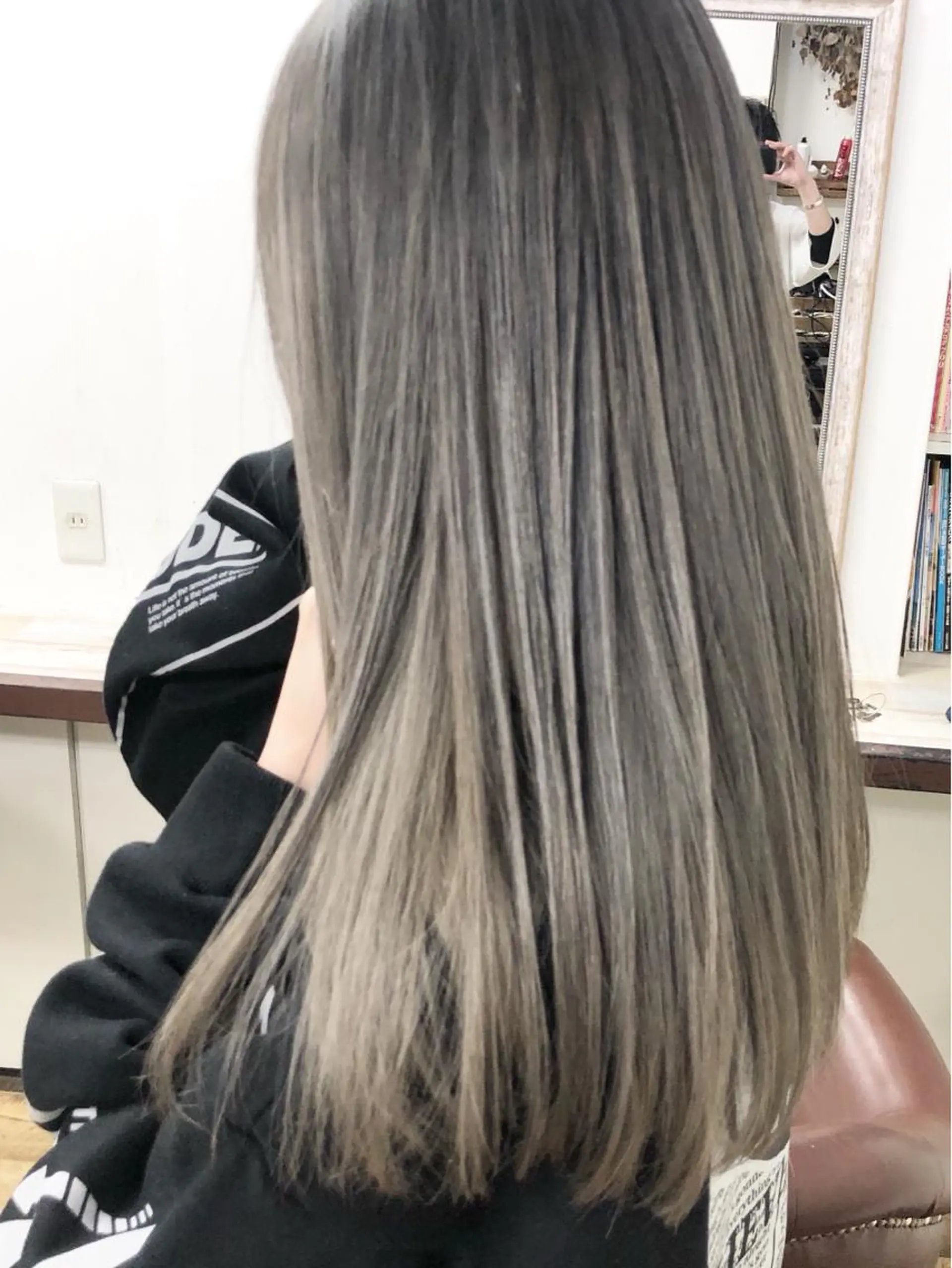 セミロング カラー バレイヤージュ ブリーチ ケアブリーチ レイヤーカット ヘアカラー トリートメント famille ファミーユのヘアスタイル