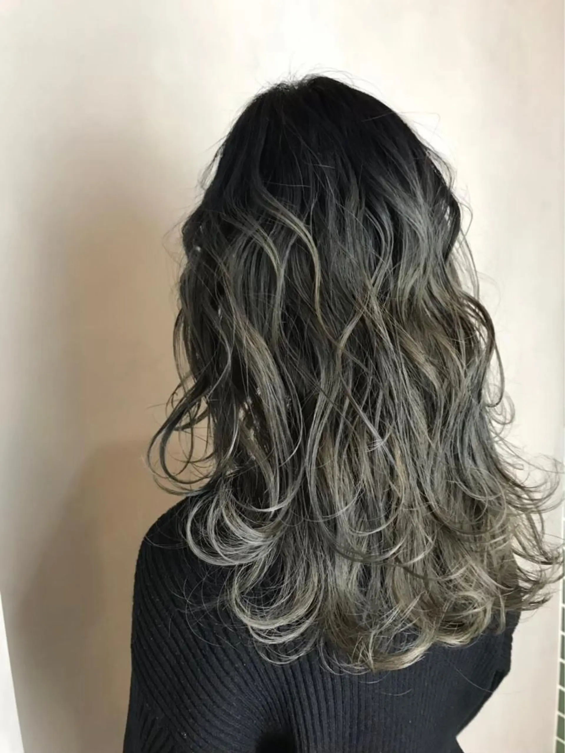 セミロング カラー アディクシーカラー バレイヤージュ グラデーションカラー シルバー レイヤーカット カット ヘアカラー BROCANTE立川 karasawa.nのヘアスタイル