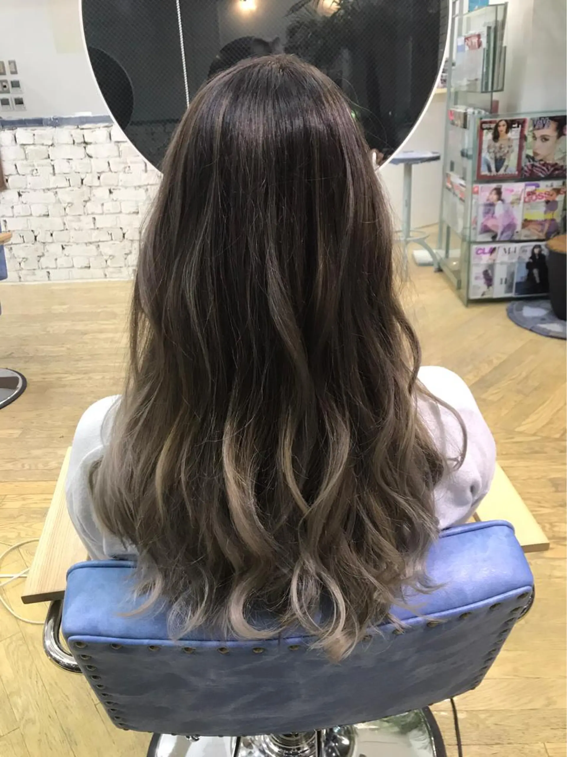 セミロング カラー ヘアアレンジ グラデーションカラー シルバー 松井 敬太郎のヘアスタイル