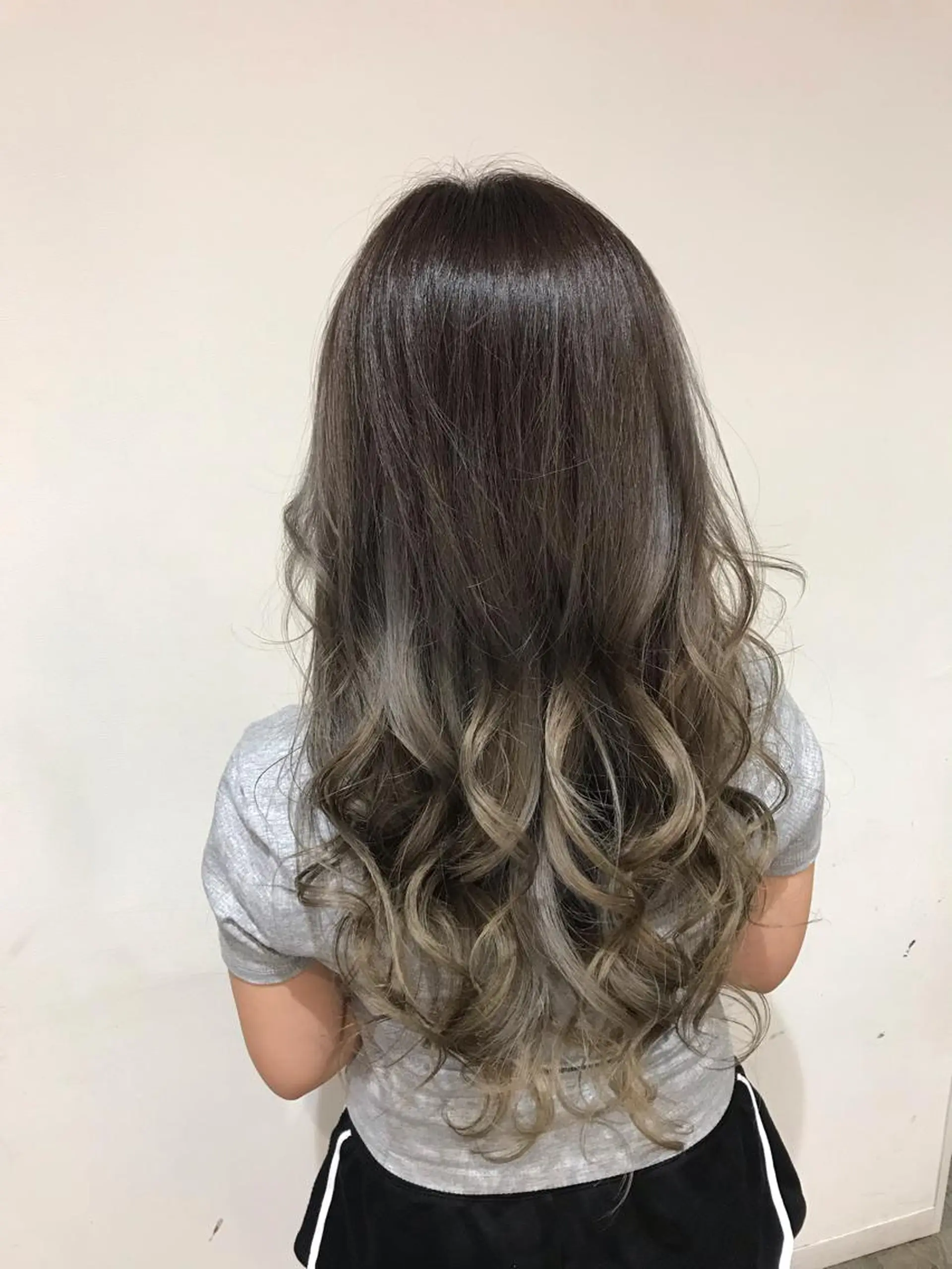 セミロング カラー アッシュ アッシュグレー アッシュグレージュ バレイヤージュ ブリーチ 髪質改善カラー韓国風 レイヤーtudaのヘアスタイル