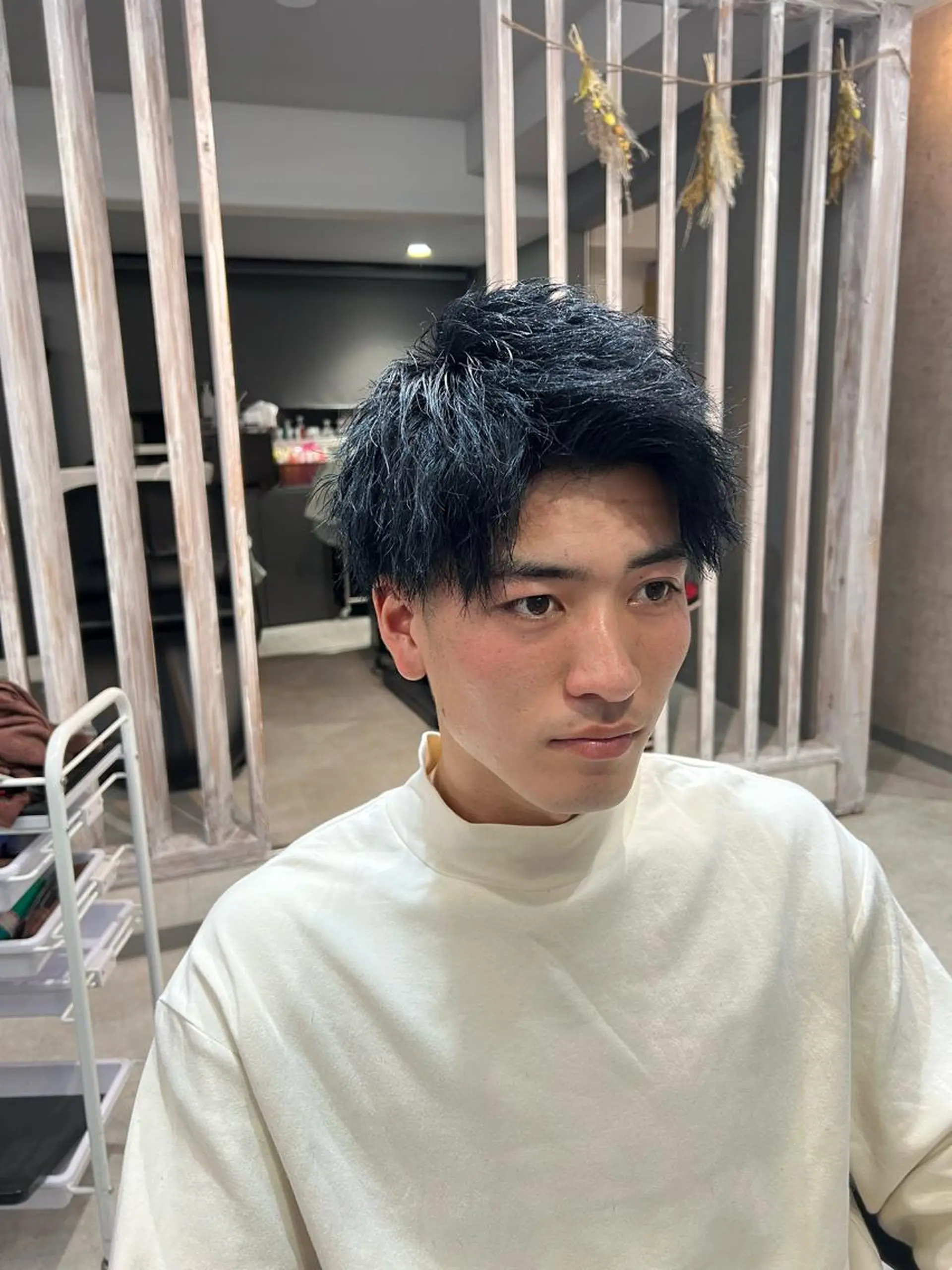 カラー メンズ 黒髪 ブルーカラー ブルーブラック ヘアカラー パーマ特化美容師 佐藤壮流のヘアスタイル