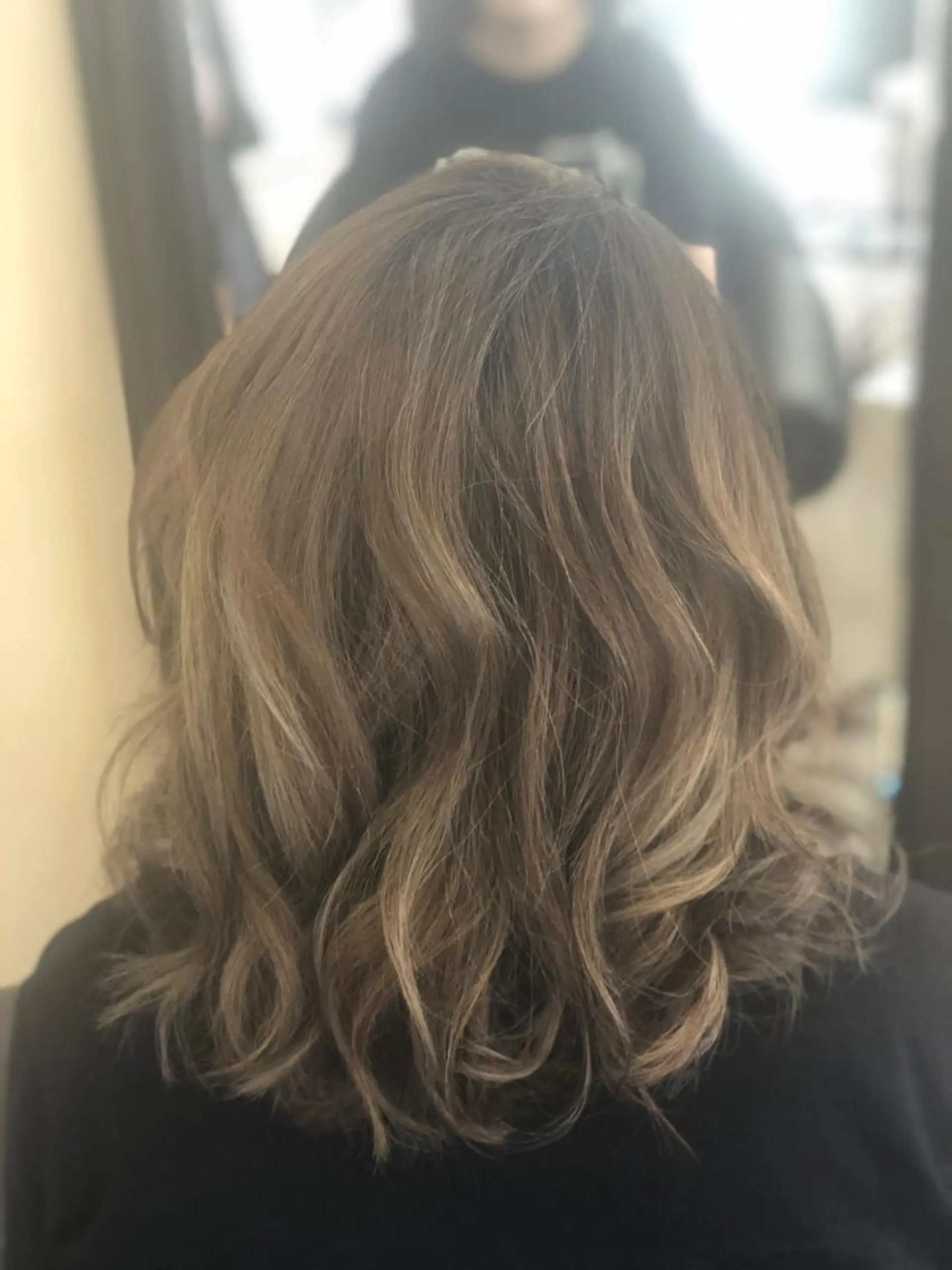 ミディアム カラー グラデーションカラー ハイライトカラー ハイライト ヘアカラー 鶴見 和美のヘアスタイル