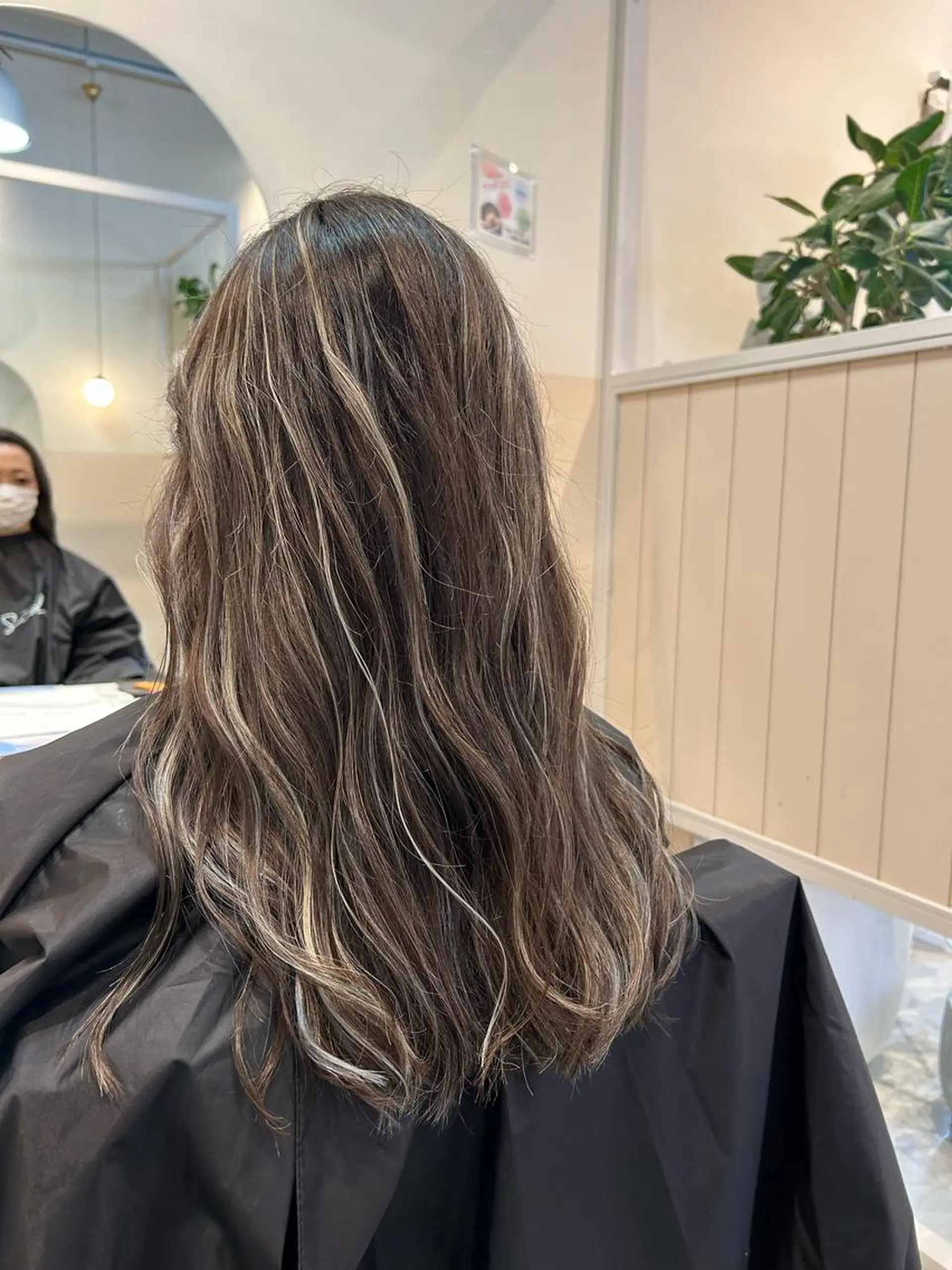 セミロング ハイライト カット ヘアカラー トリートメント 茨木市駅徒歩5分 小林龍之介のヘアスタイル