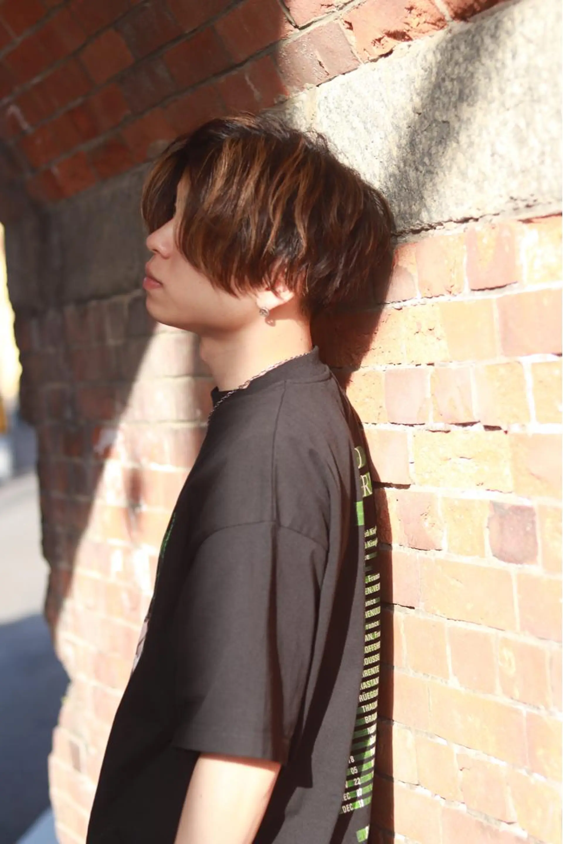 ミディアム カラー メンズ センターパート メンズハイライト ハイライトカラー ハイライト SLASHスラッシュ 兵頭　裕のヘアスタイル