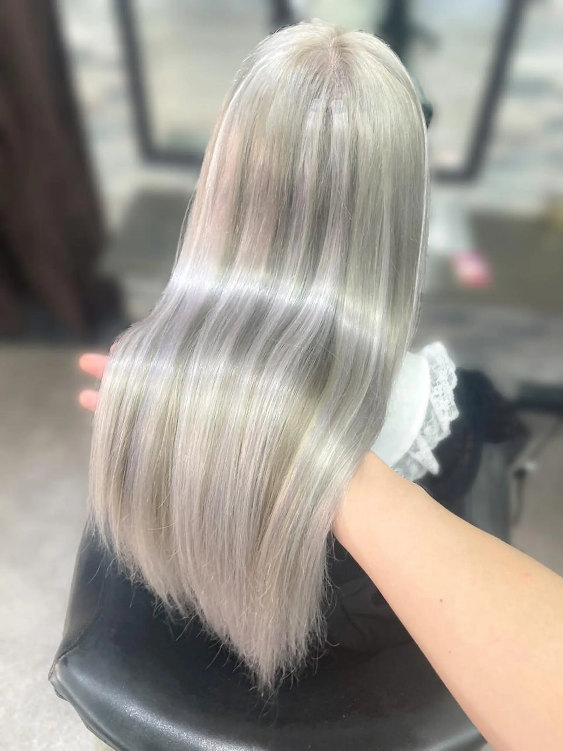 ロング カラー ブリーチ シルバー ホワイトシルバー エクステ 髪質改善 カット ヘアカラー トリートメント エクステ ハイトーンエクステ 🎩カズキ🎩のヘアスタイル