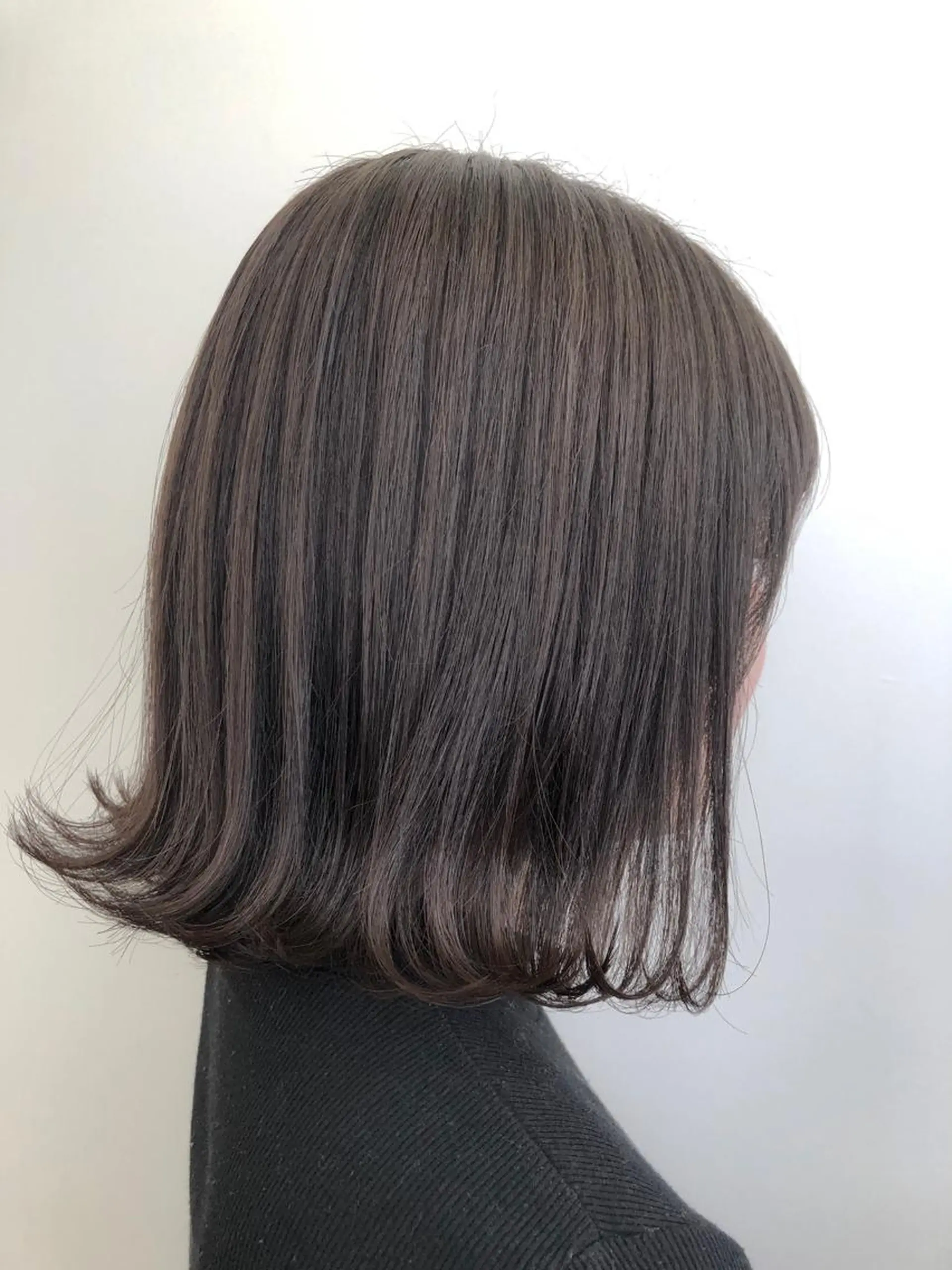 ミディアム カラー アッシュ ハイライトカラー シルバー シルバーアッシュ ハイライト SALOWIN神戸三宮East店所属・【透明感、艶髪】西村 有司のヘアスタイル