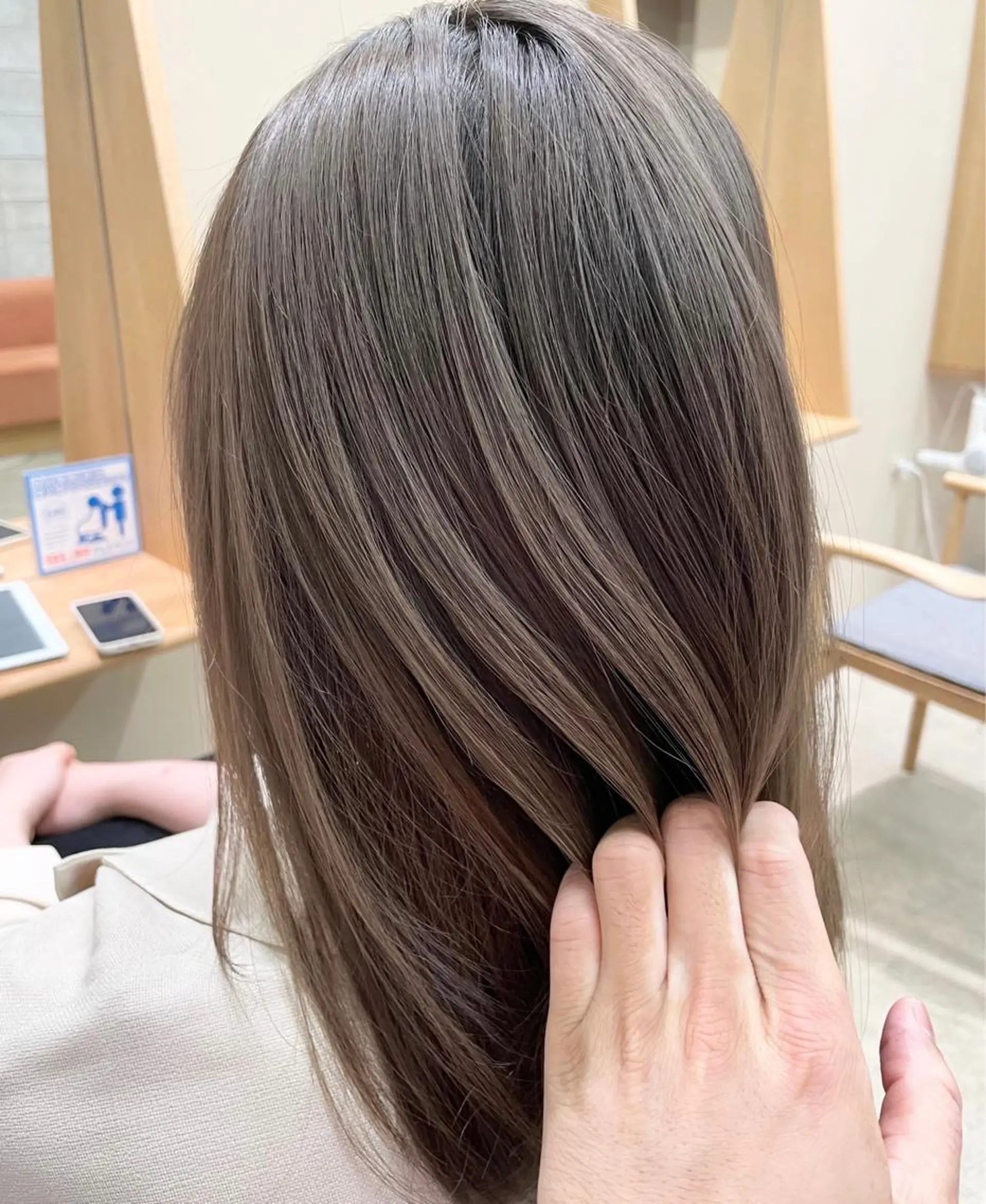 カラー kento レイヤーカットのヘアスタイル