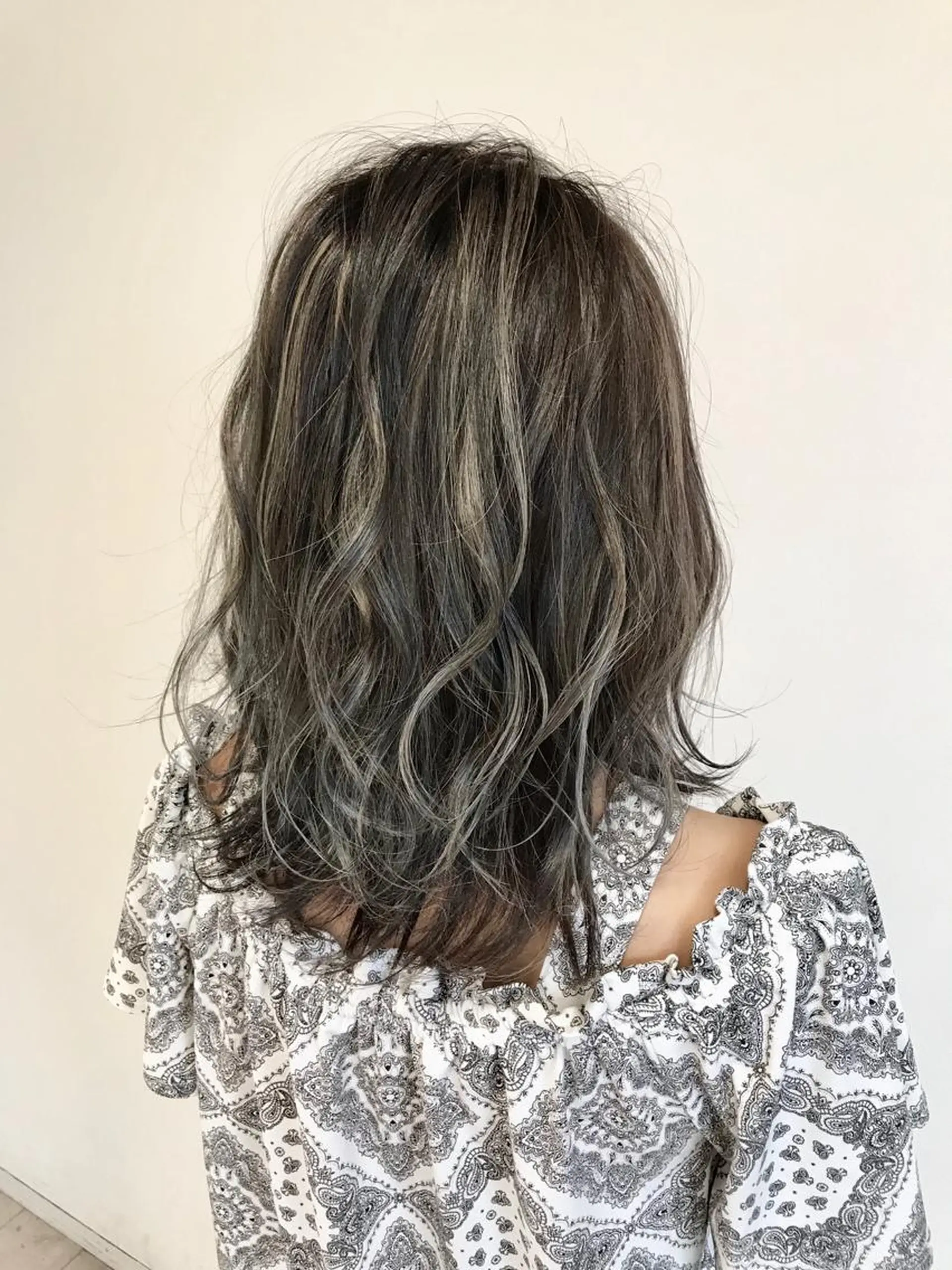 ミディアム カラー グレージュ ハイライトカラー イルミナカラー ハイライト ヘアカラー Miru by INCE HAIRのヘアスタイル