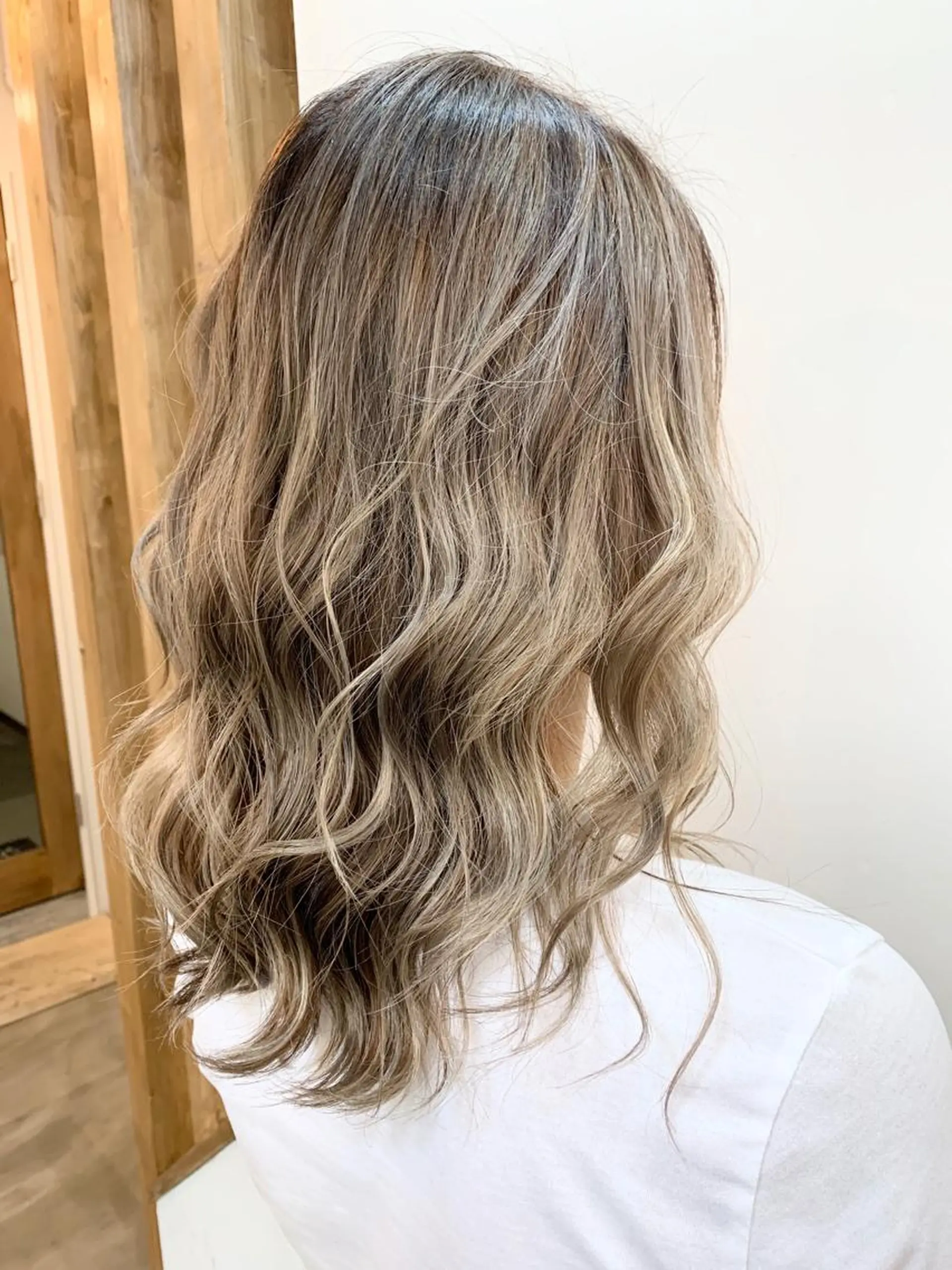 セミロング カラー ネイル マツエク・マツパ ベージュカラー ハイライトカラー ミルクティーベージュ ハイライト ブリーチ特化 / share 元太のヘアスタイル