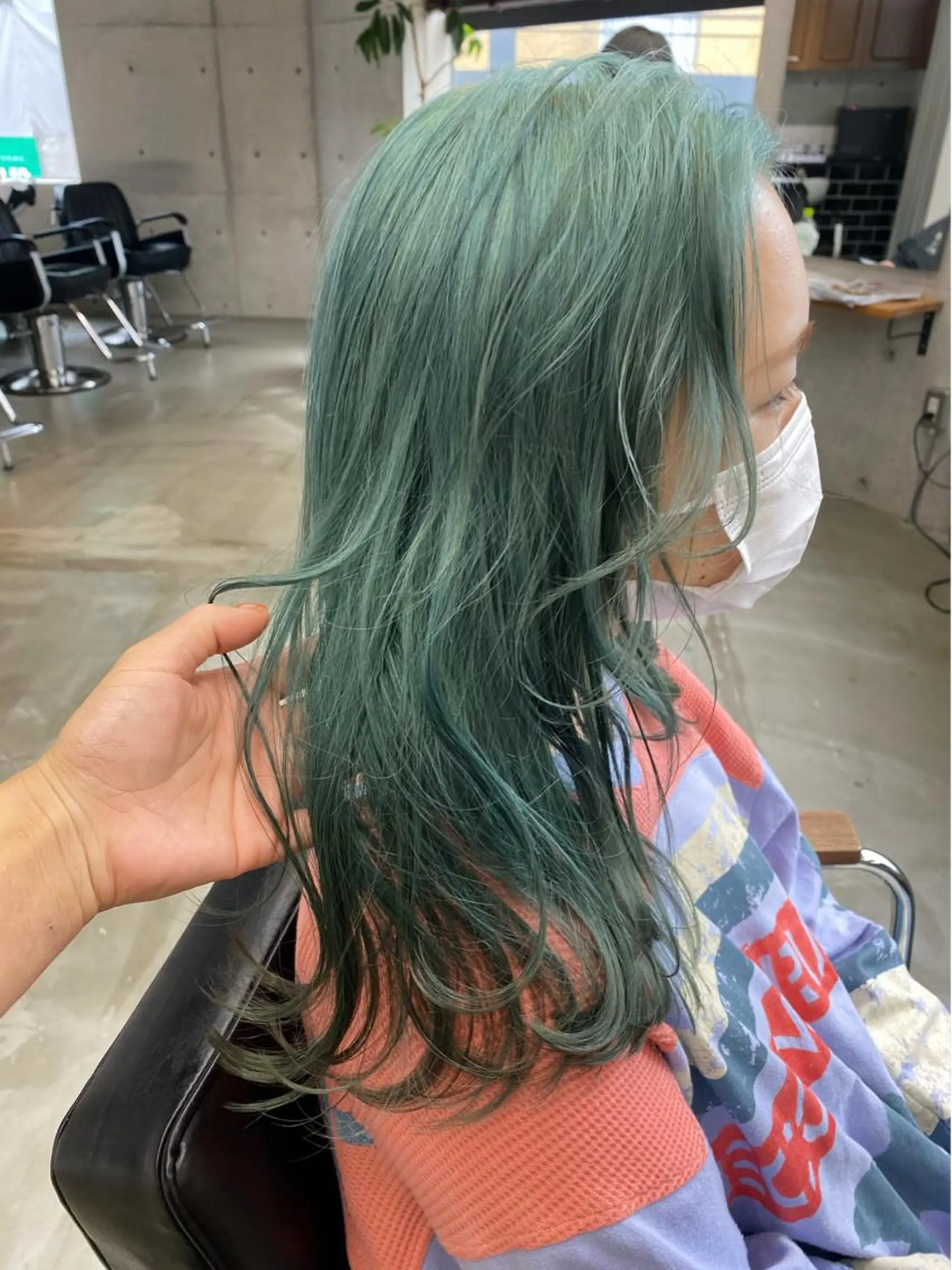 セミロング カラー ヘアアレンジ ブリーチ エメラルドグリーン son hair HIROEのヘアスタイル