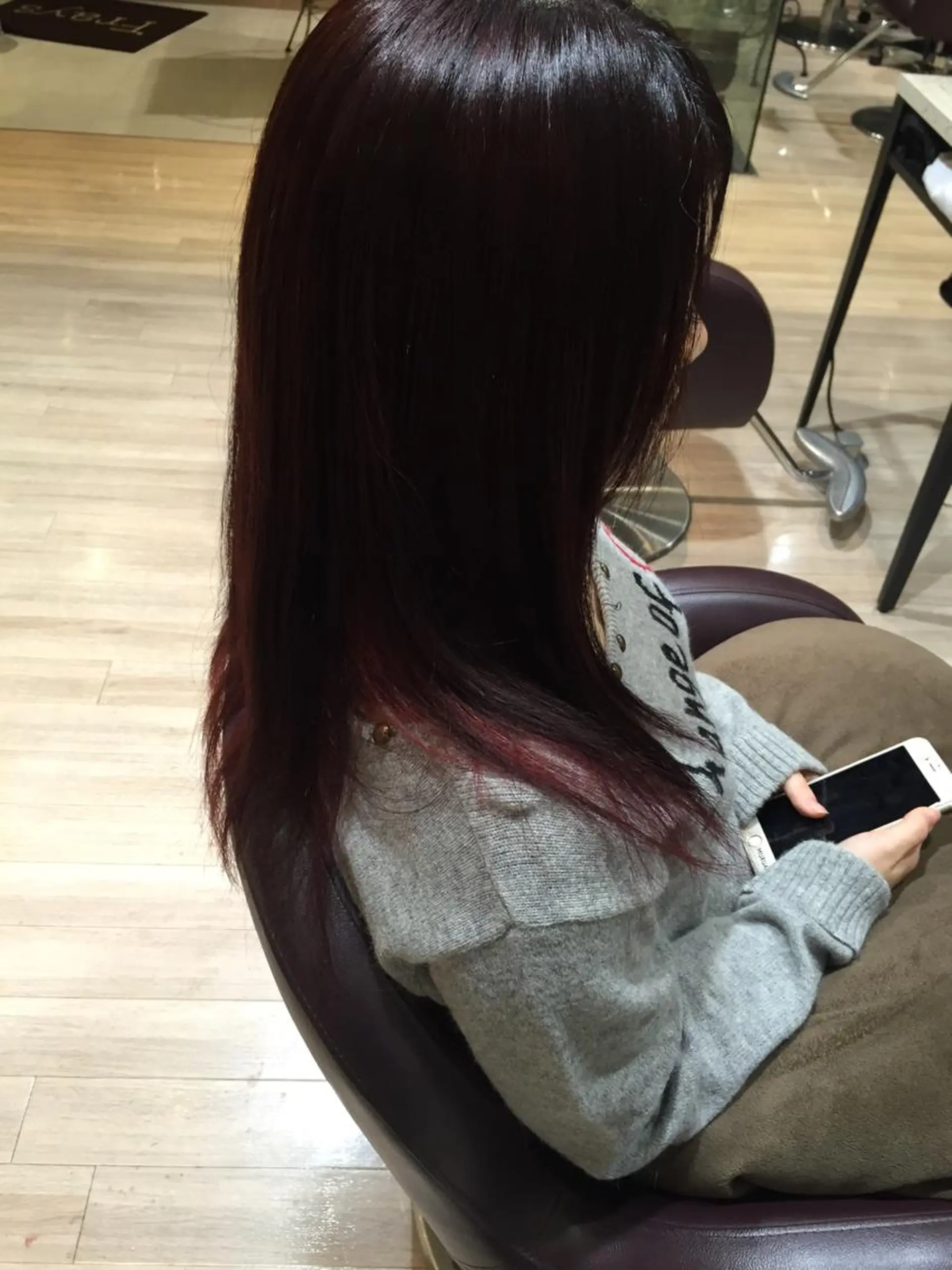 セミロング カラー インナーカラー レッドカラー 菅井 敏樹のヘアスタイル