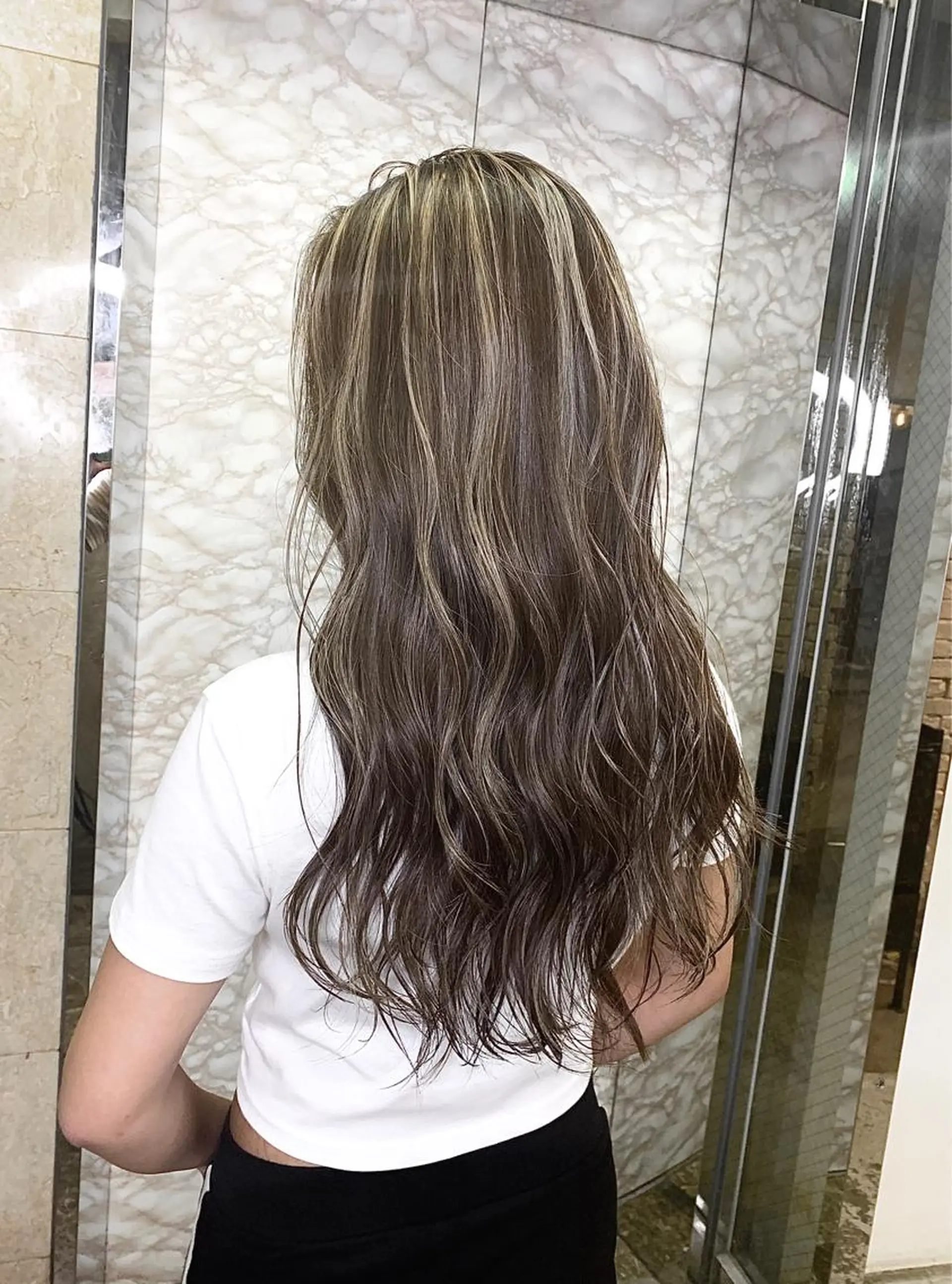 ロング カラー ヘアアレンジ 🌟小顔レイヤー× 赤み消し透明感カラーのヘアスタイル