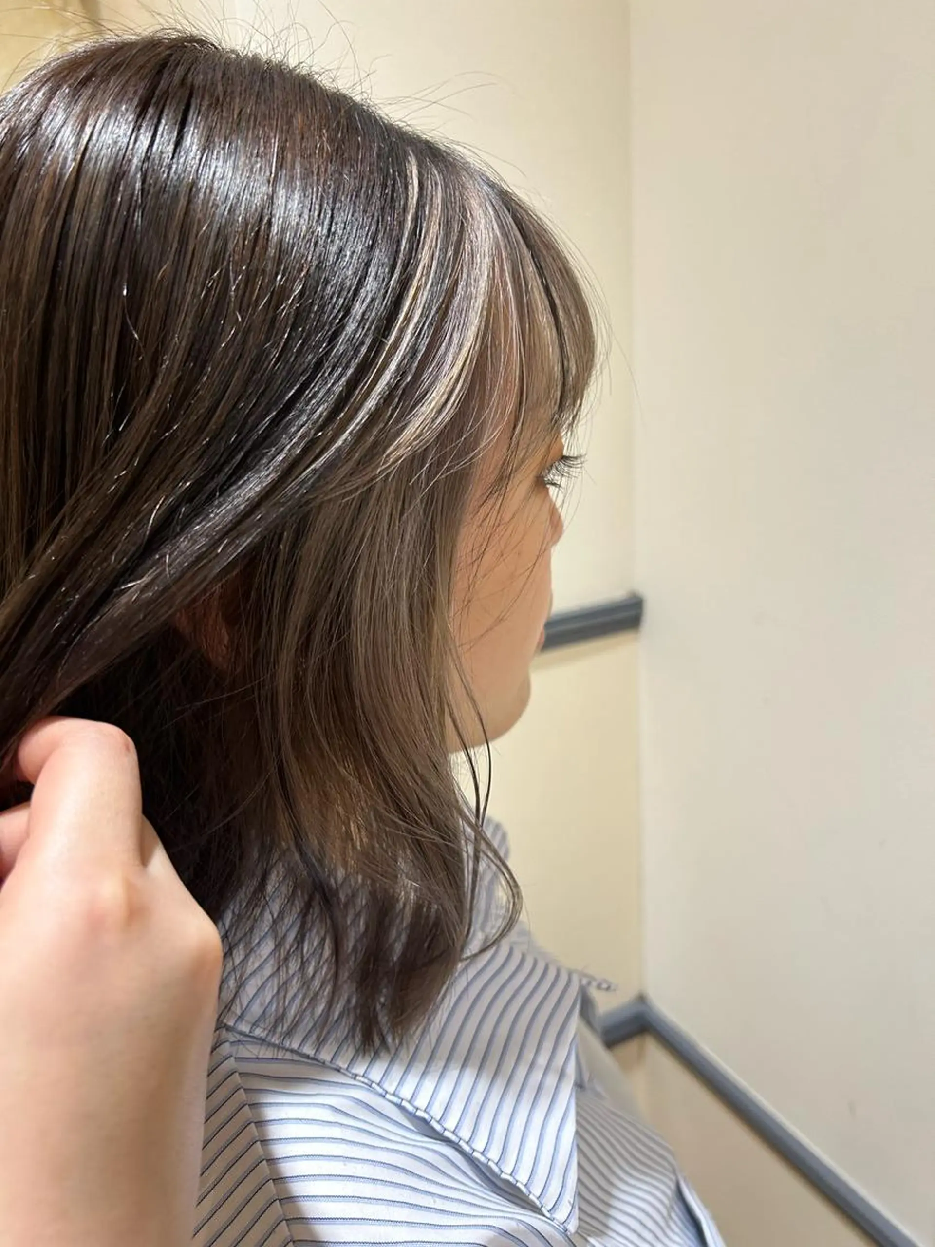 ミディアム カラー ベージュカラー ブリーチ グレージュ ホワイトベージュ ヘアカラー 須藤 向日葵のヘアスタイル