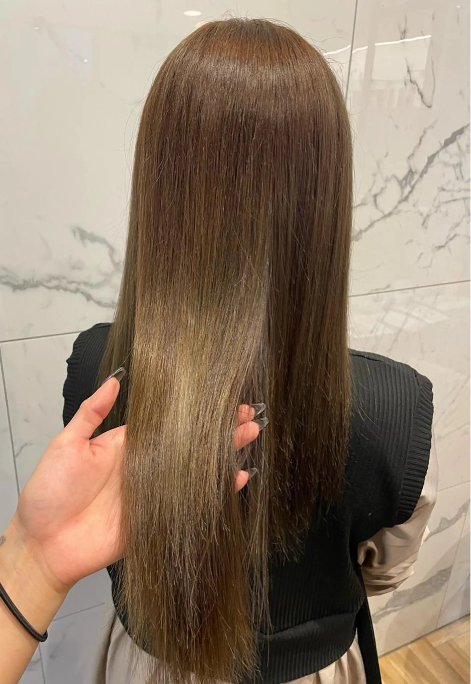 カラー 岡村 真子のヘアスタイル