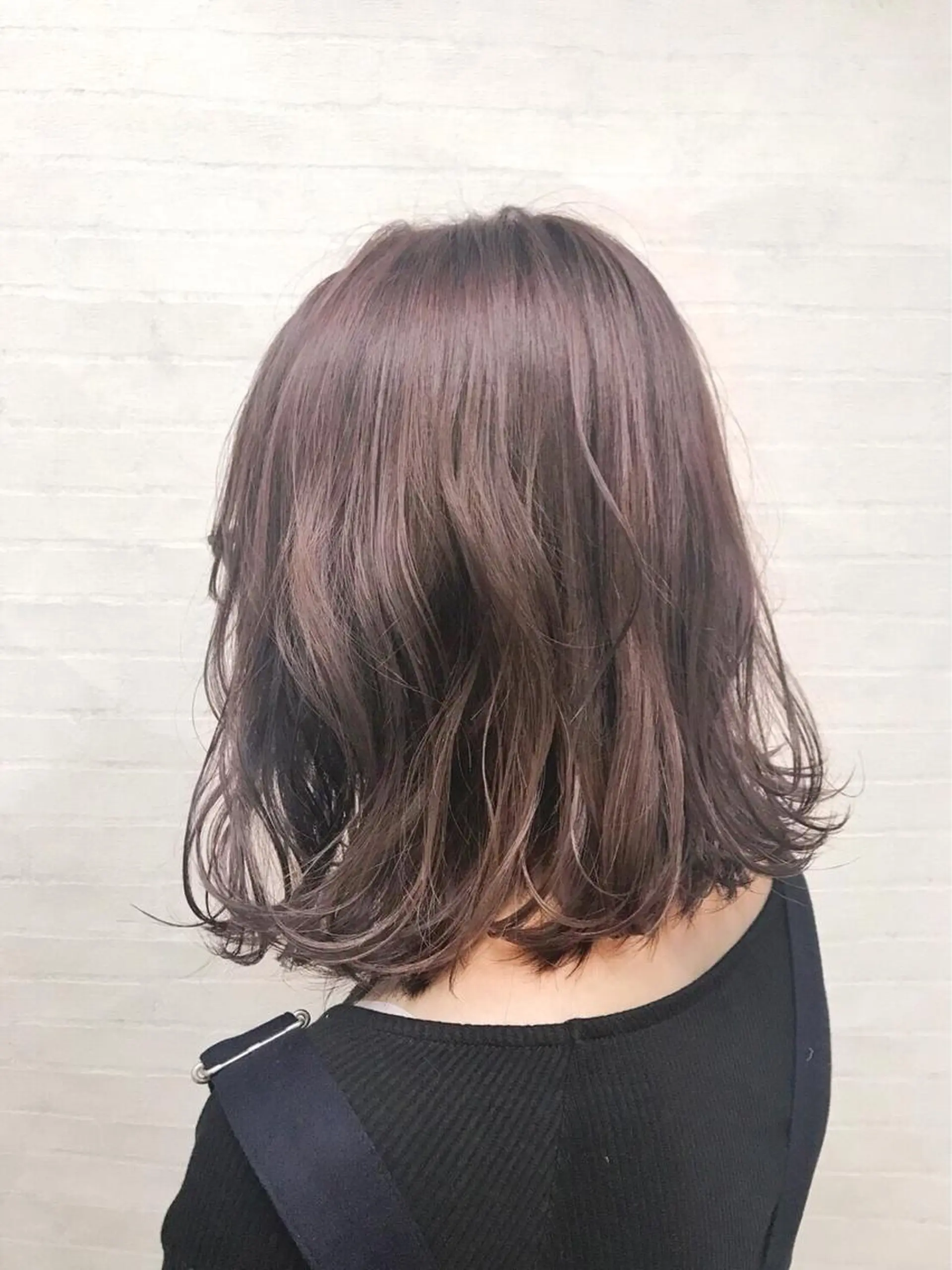 ミディアム カラー ベージュカラー ぱつっとボブ/ 小野あかねのヘアスタイル