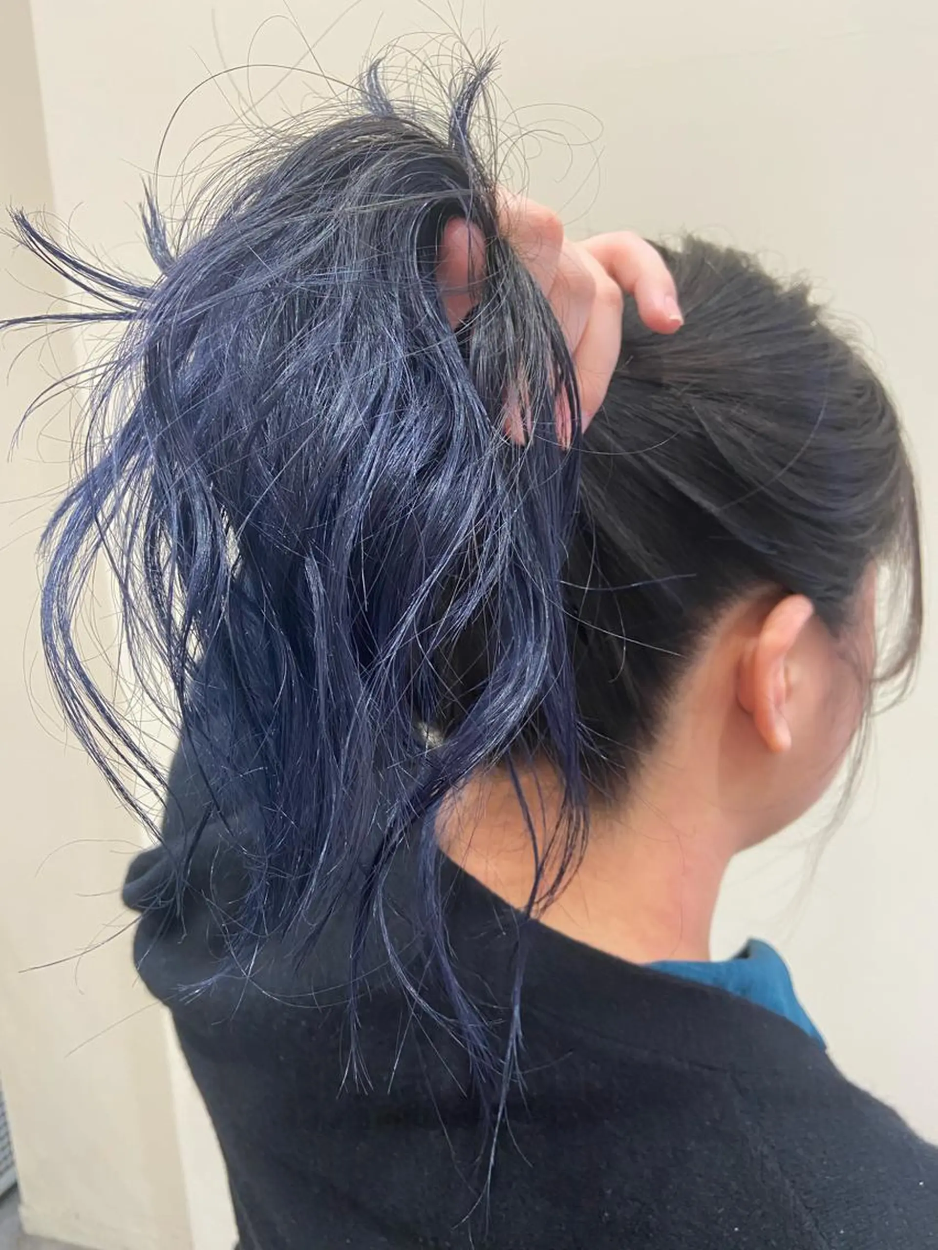 セミロング カラー ブルーカラー ブルーバイオレット グラデーションカラー バイオレットカラー Amour なぐらのヘアスタイル