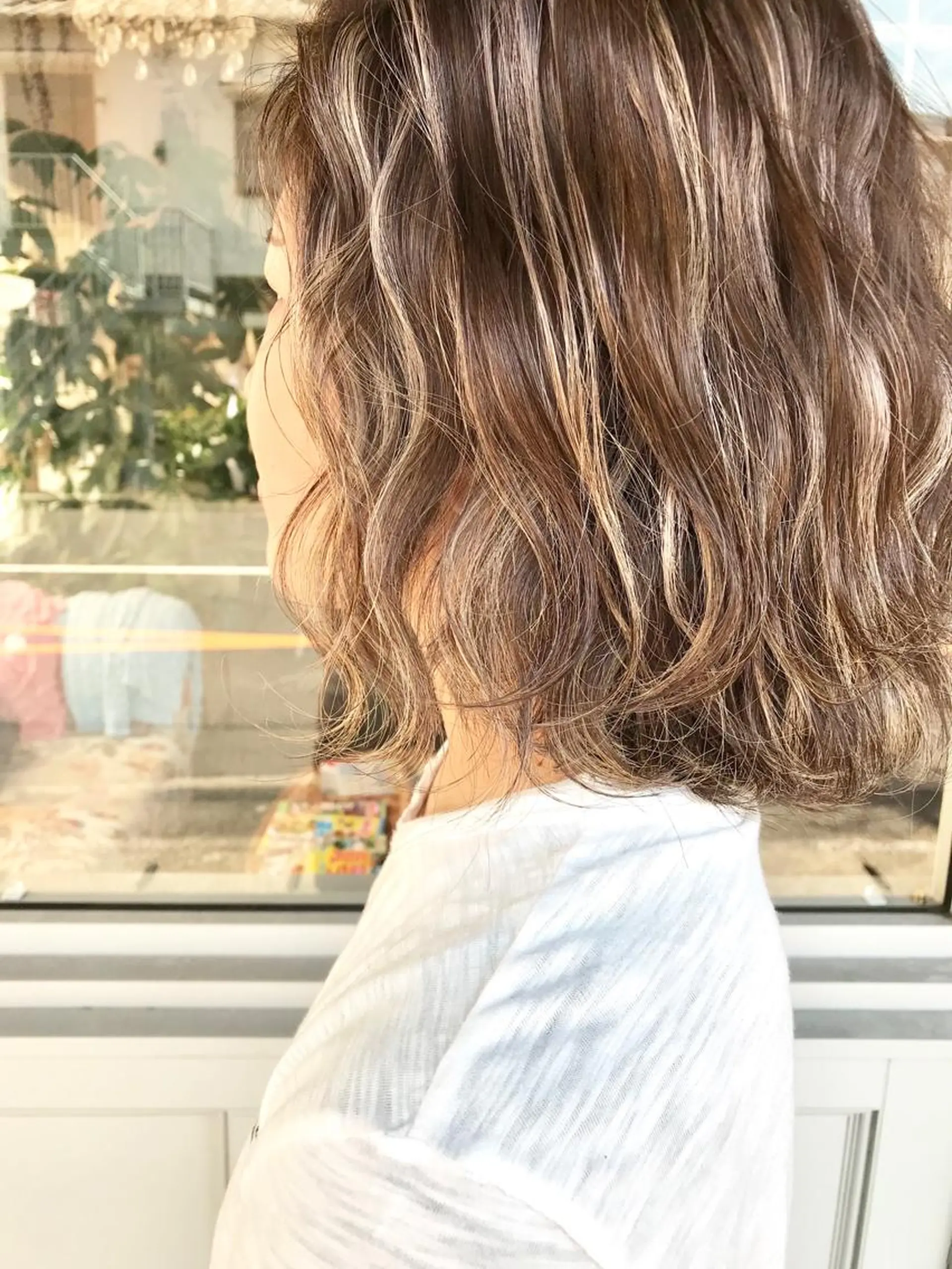 ショート カラー ヘアアレンジ お団子ヘア 切りっぱなしボブ バレイヤージュ ブリーチ グラデーションカラー Mariana/ 鶴原-ハイライトのヘアスタイル