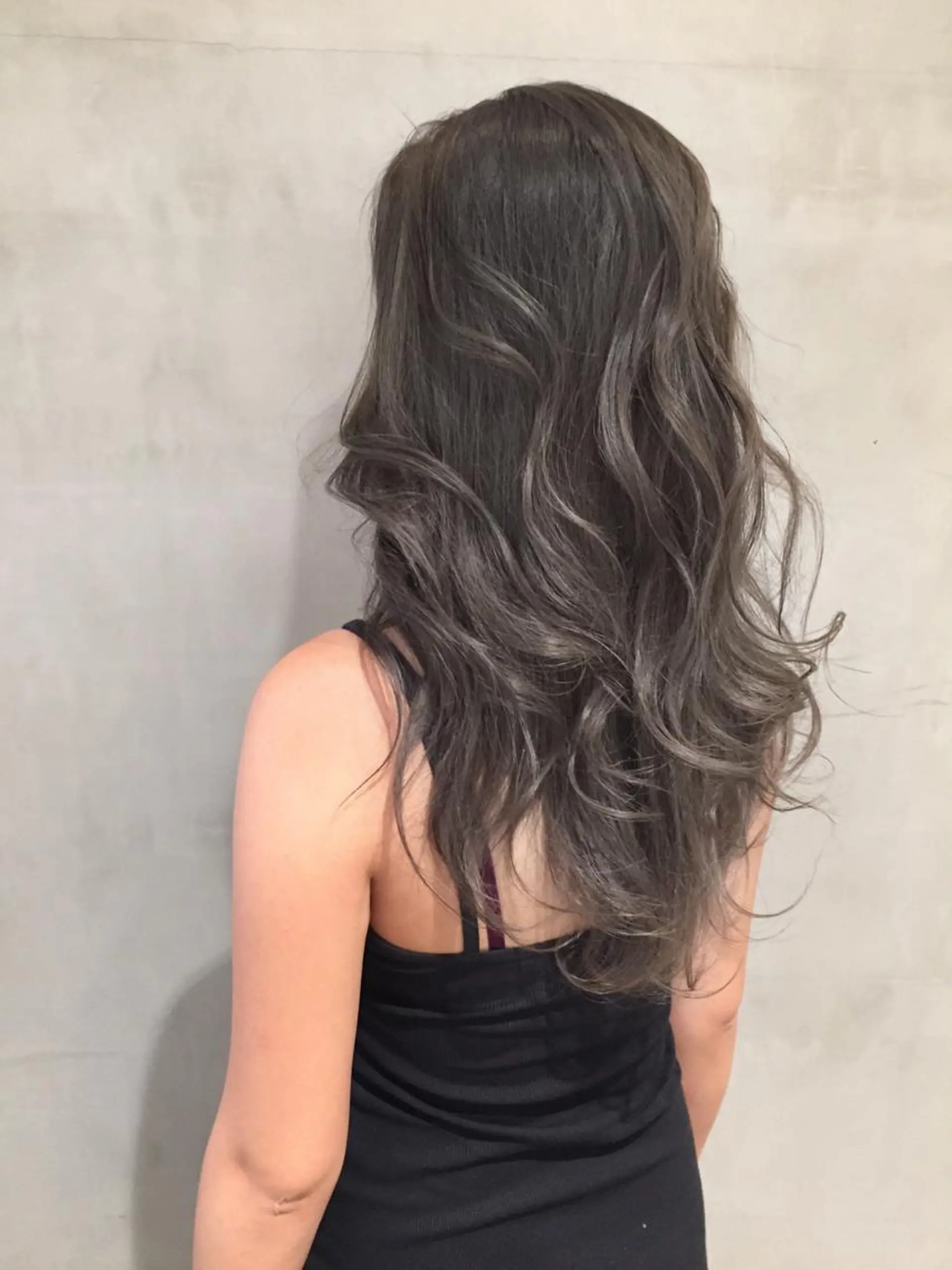 セミロング カラー アッシュ アッシュグレー ブリーチ 大西 直人のヘアスタイル