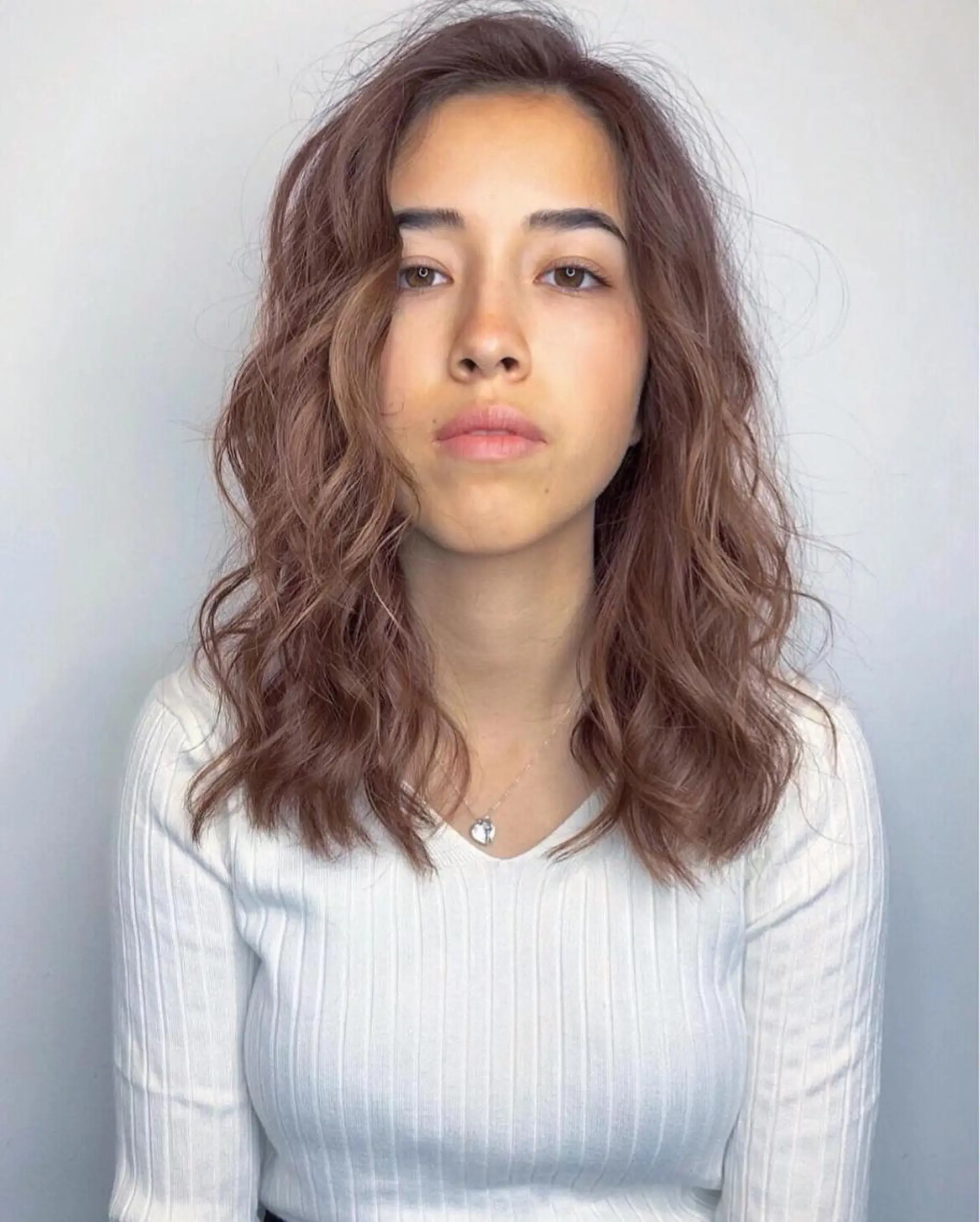 セミロング 韓国／ハッシュカット ／透明感カラー／金野のヘアスタイル