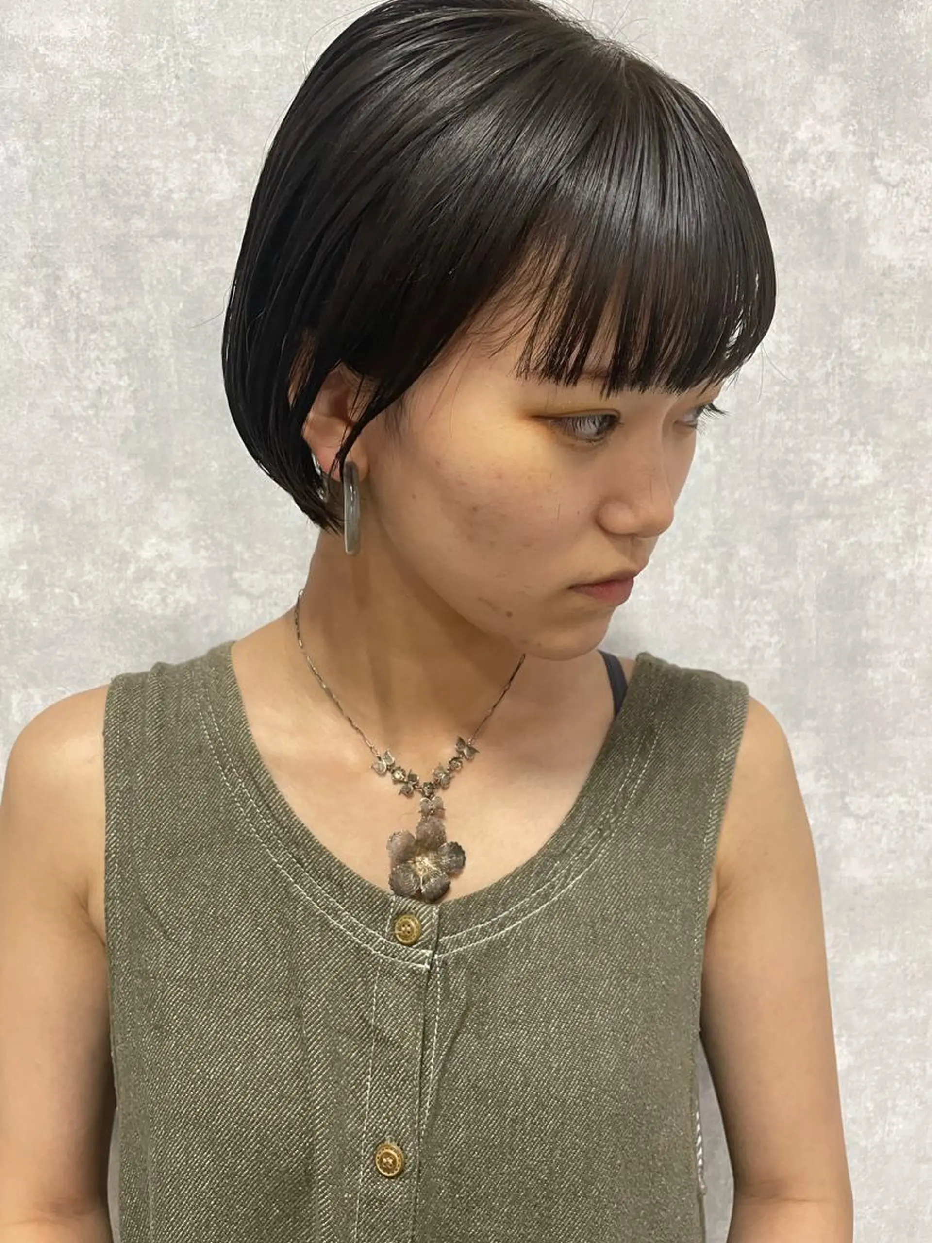 ショート 切りっぱなしボブ ショートボブ ハンサムショート 丸みショート アッシュ カット ヘアカラー トリートメント モテ髪/ボブ/ショー ト/アダチフウトのヘアスタイル