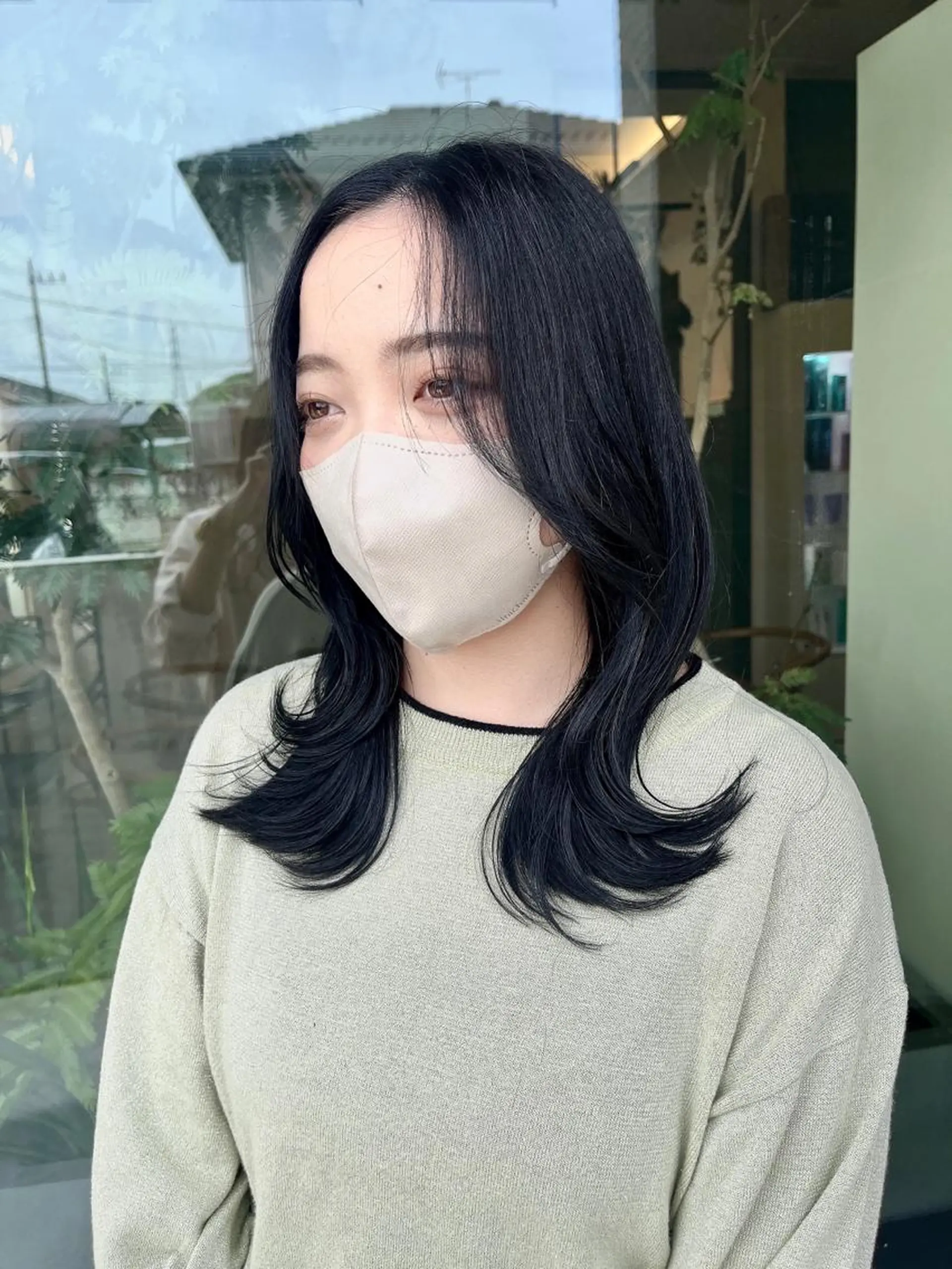 ミディアム カラー 黒髪 ブルーカラー ブルーブラック 韓国風ヘア レイヤーカット GISELAジゼラ所属・手塚 亮汰のヘアスタイル