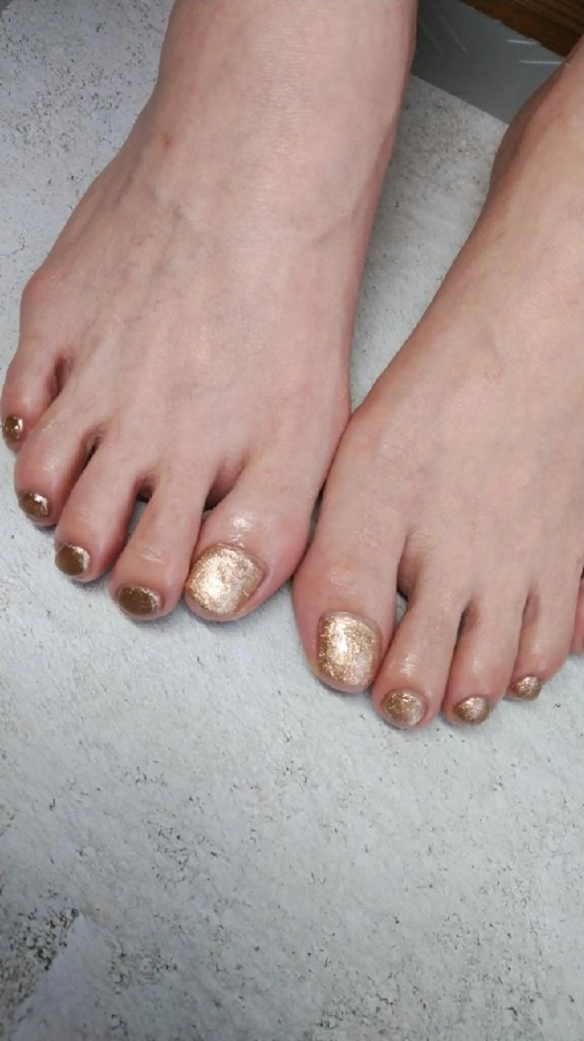 ネイル ブラウン フットネイル ラメ(グリッター) Nail salon Yuliyのネイルデザイン