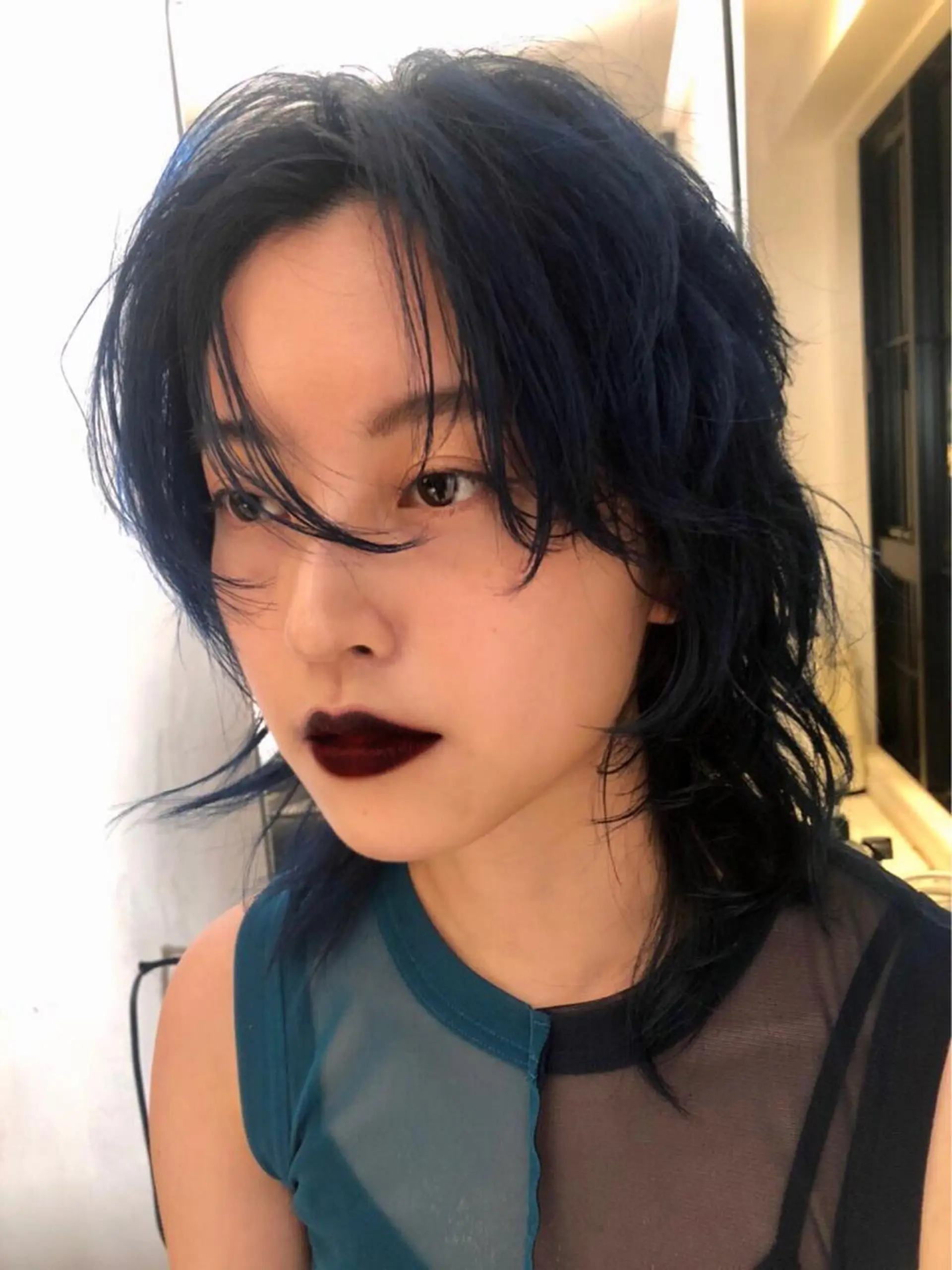 ミディアム カラー 黒髪 ブリーチ ブルーカラー ブルーブラック ハイライトカラー ミヤギ リュウキのヘアスタイル