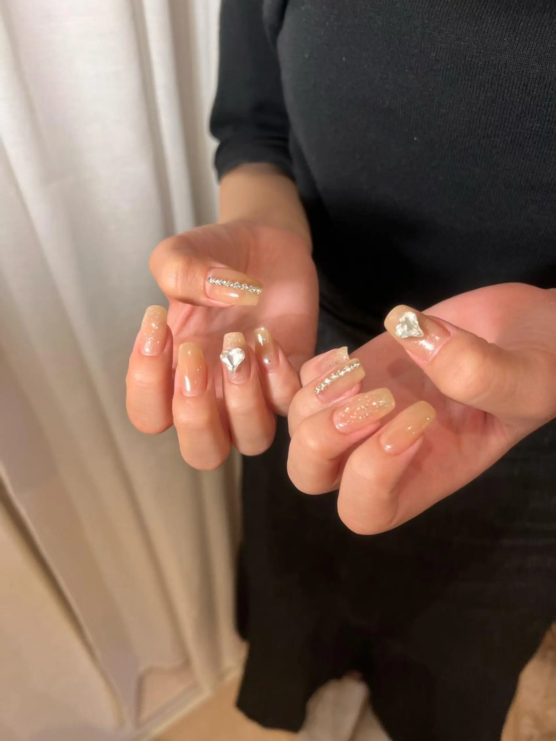 ミディアム ネイル キラキラネイル ハンドネイル each所属・𝐞𝐚𝐜𝐡 nanami🩰のネイルデザイン