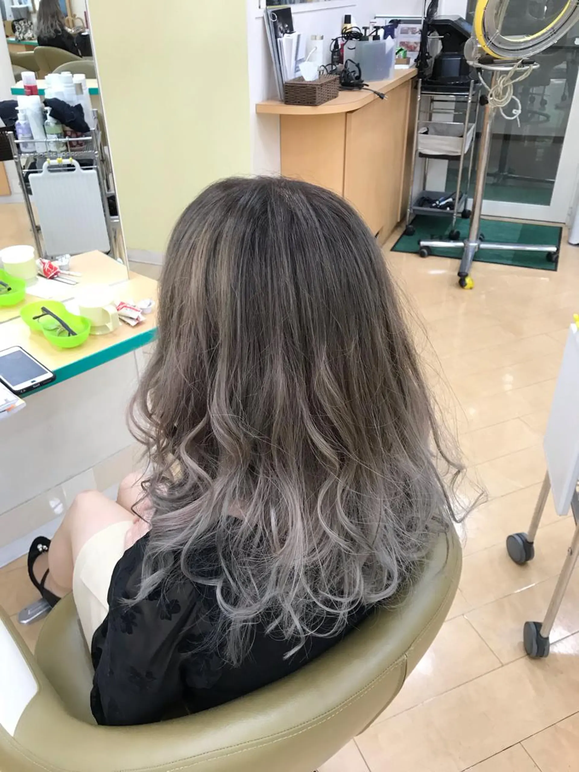 ロング カラー ブリーチ グラデーションカラー シルバー 吉岡 智行のヘアスタイル