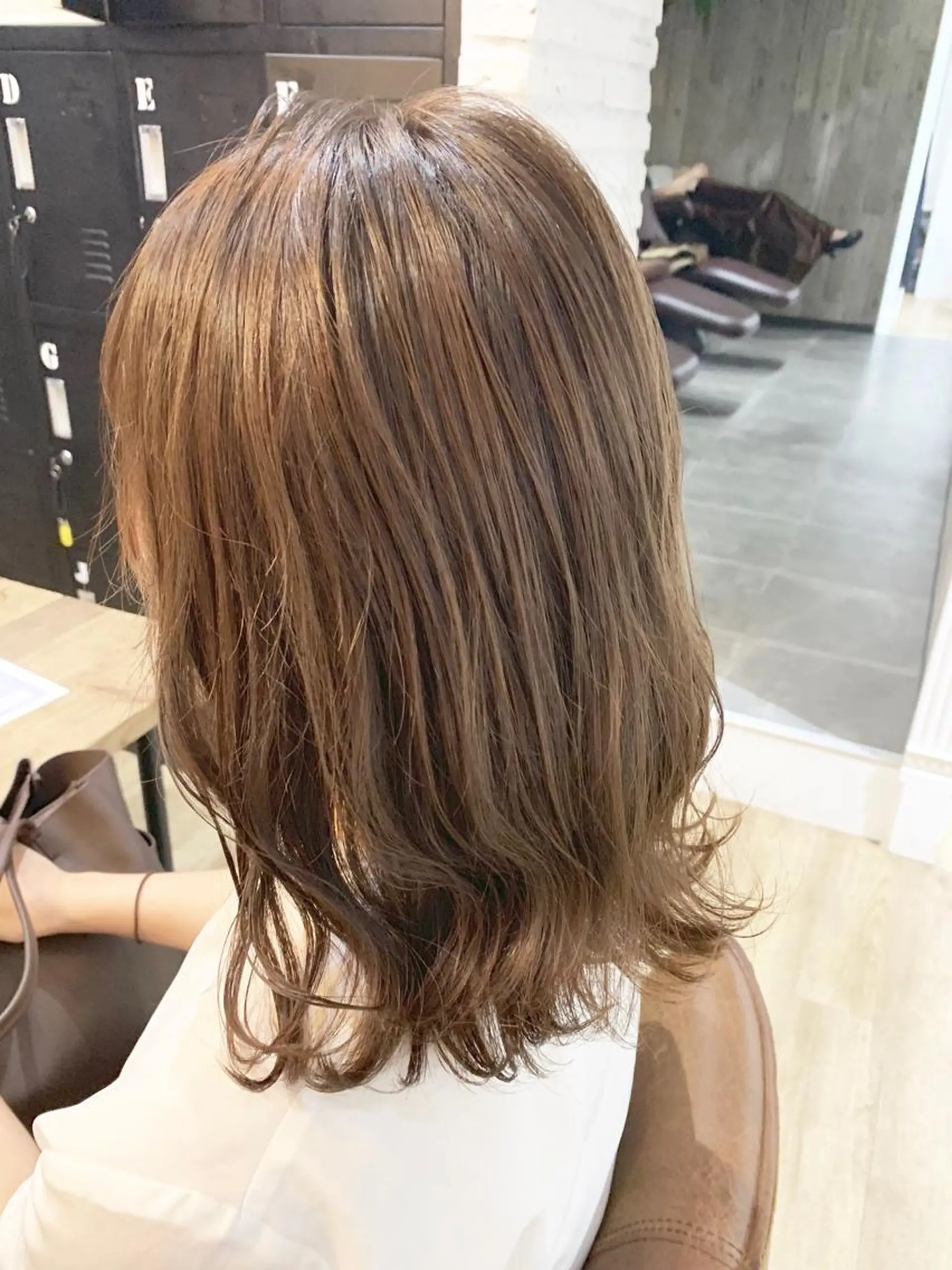 ミディアム いけだ　ひかり ハイライトくびれヘアのヘアスタイル