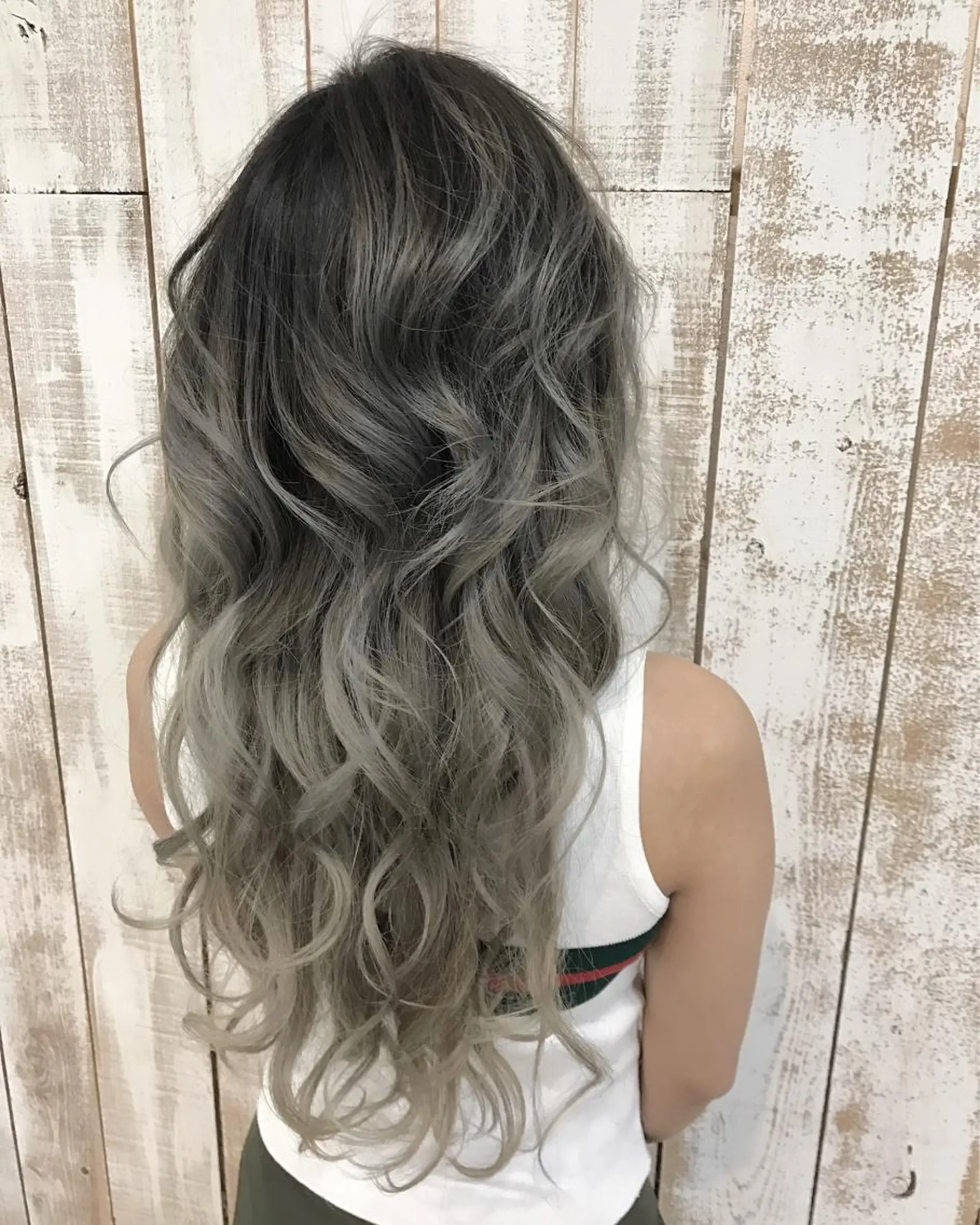 ロング カラー バレイヤージュ デザインカラー ハイトーンカラー レイヤーカット カット ヘアカラー 中川 仁のヘアスタイル
