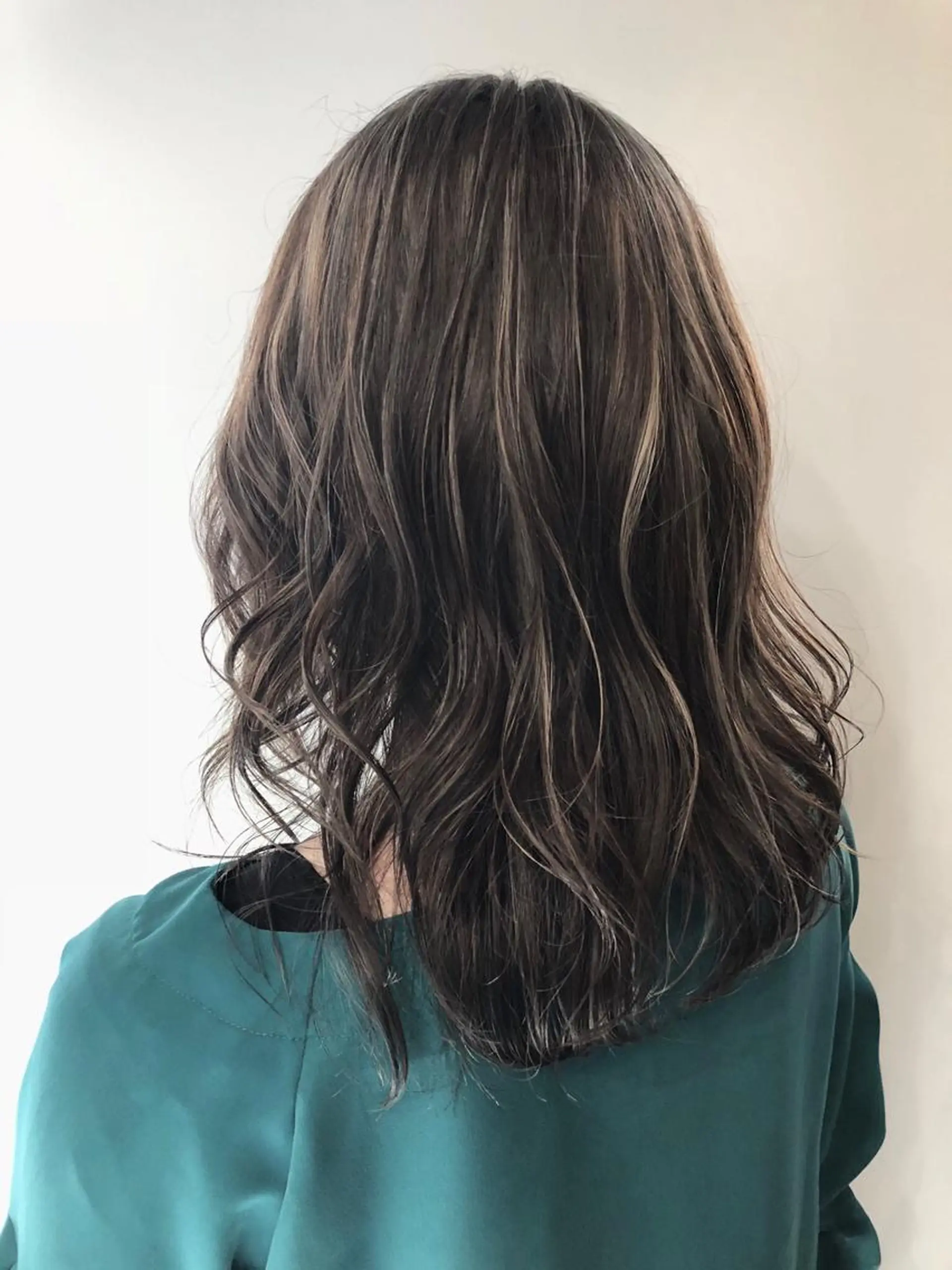 セミロング カラー グレージュ ハイライトカラー ハイライト 女性リピ90%🍨 🩷佐藤みずきのヘアスタイル