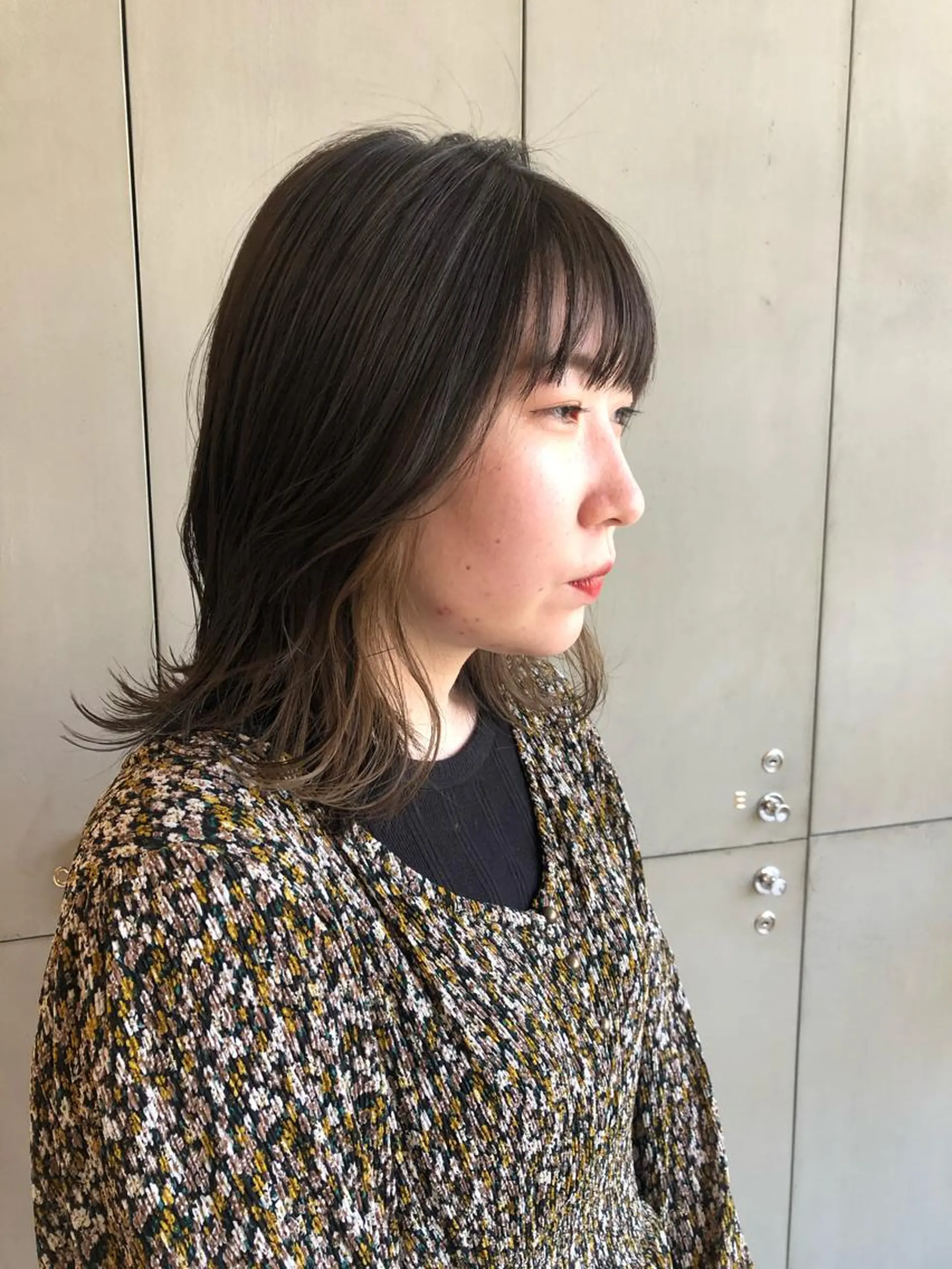 セミロング カラー ベージュカラー イヤリングカラー 古屋 花織のヘアスタイル