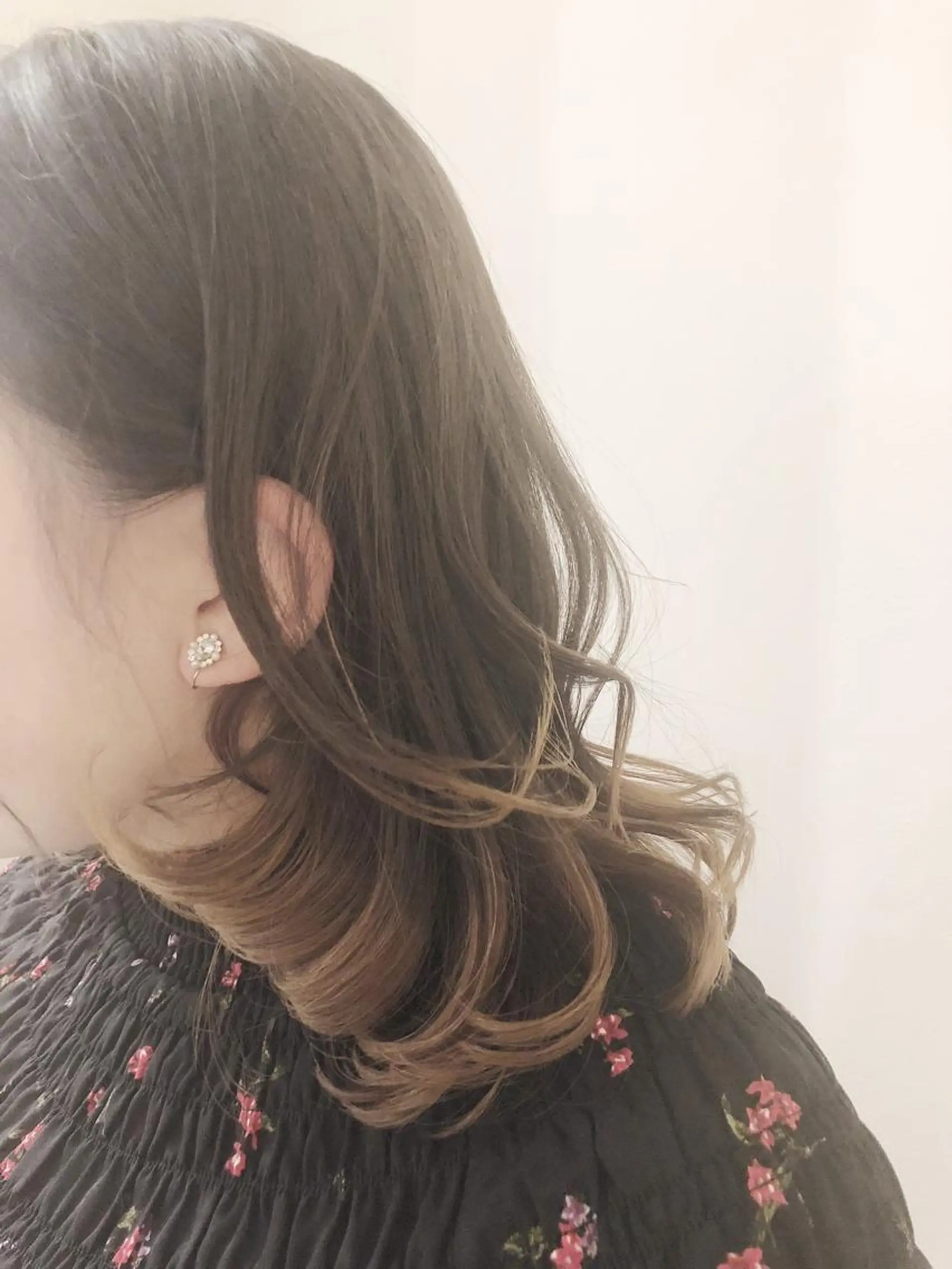 ミディアム カラー 松下 輝璃のヘアスタイル