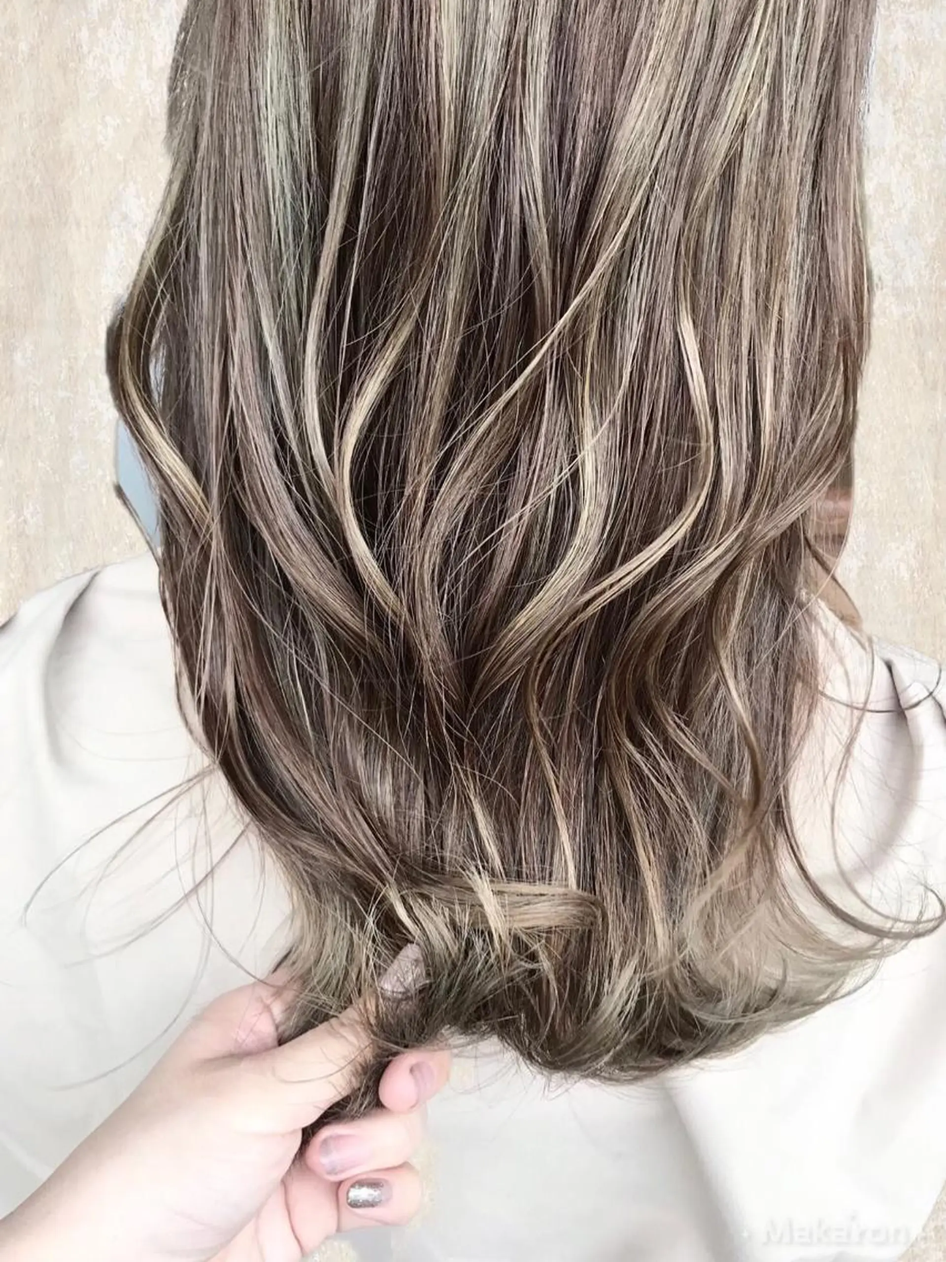 ロング カラー ブリーチ ケアブリーチ グレージュ ハイライトカラー ハイライト hair works raptureのヘアスタイル