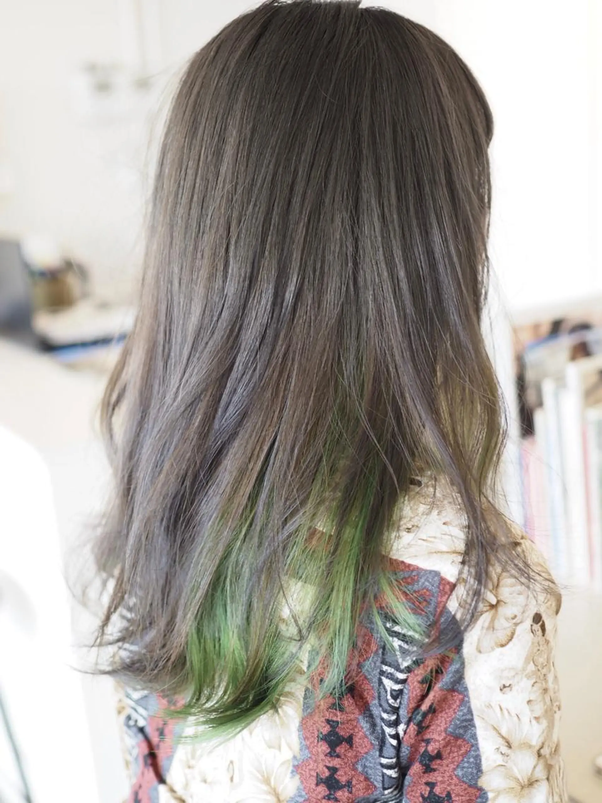 セミロング カラー メンズハイトーン メンズバレイヤージュのヘアスタイル