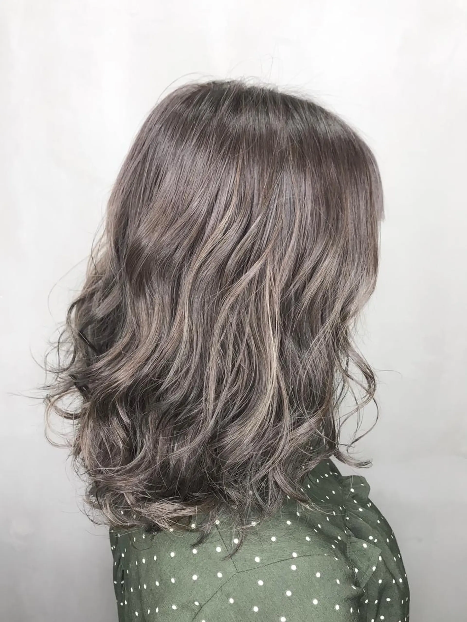 ミディアム カラー アッシュ シルバー シルバーアッシュ 【透明感、艶髪】西村 有司のヘアスタイル