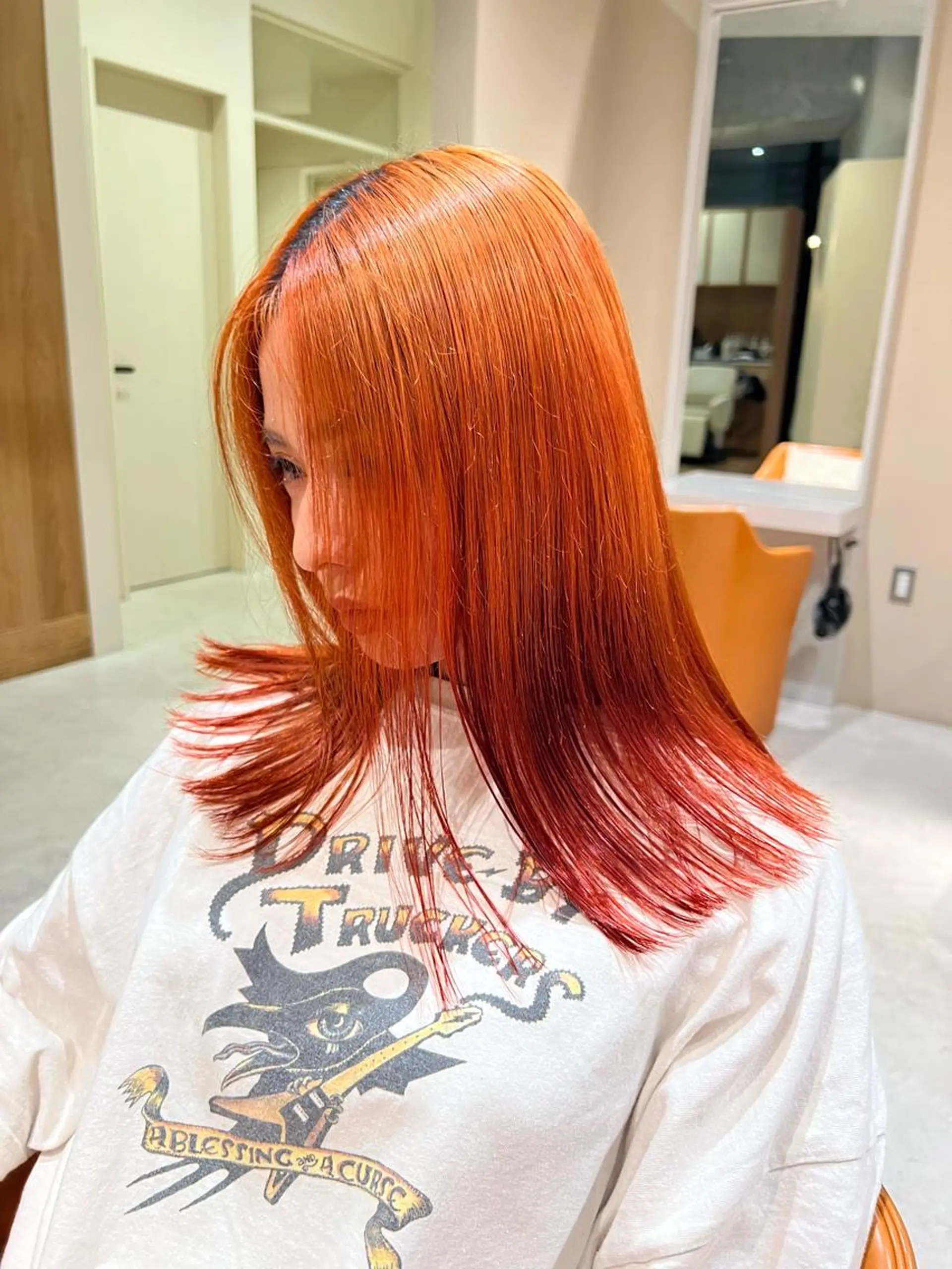 セミロング カラー レイヤーカット NERO加藤木麻彩のヘアスタイル