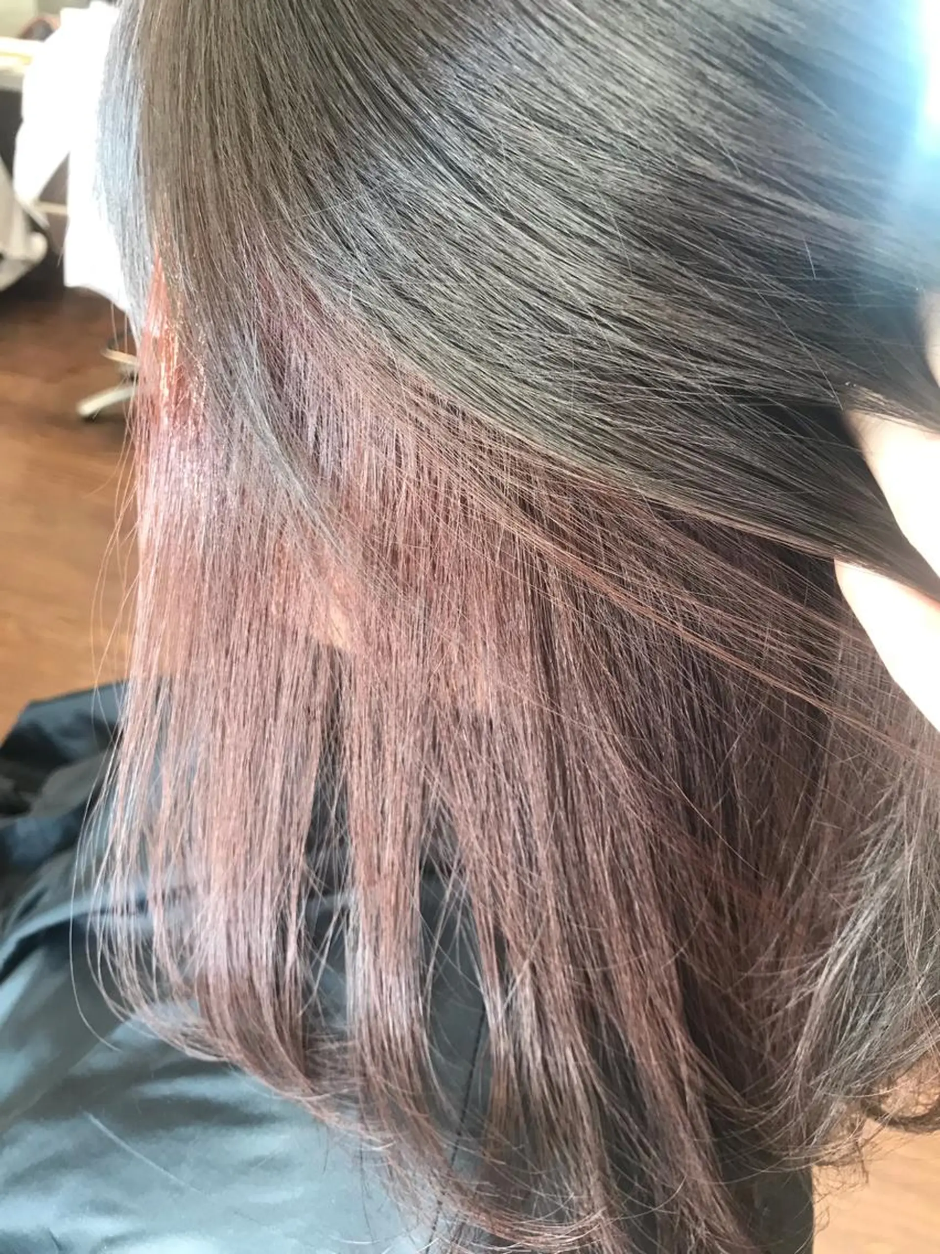 セミロング カラー ブリーチ 透明感カラー インナーカラー 予約 停止のヘアスタイル