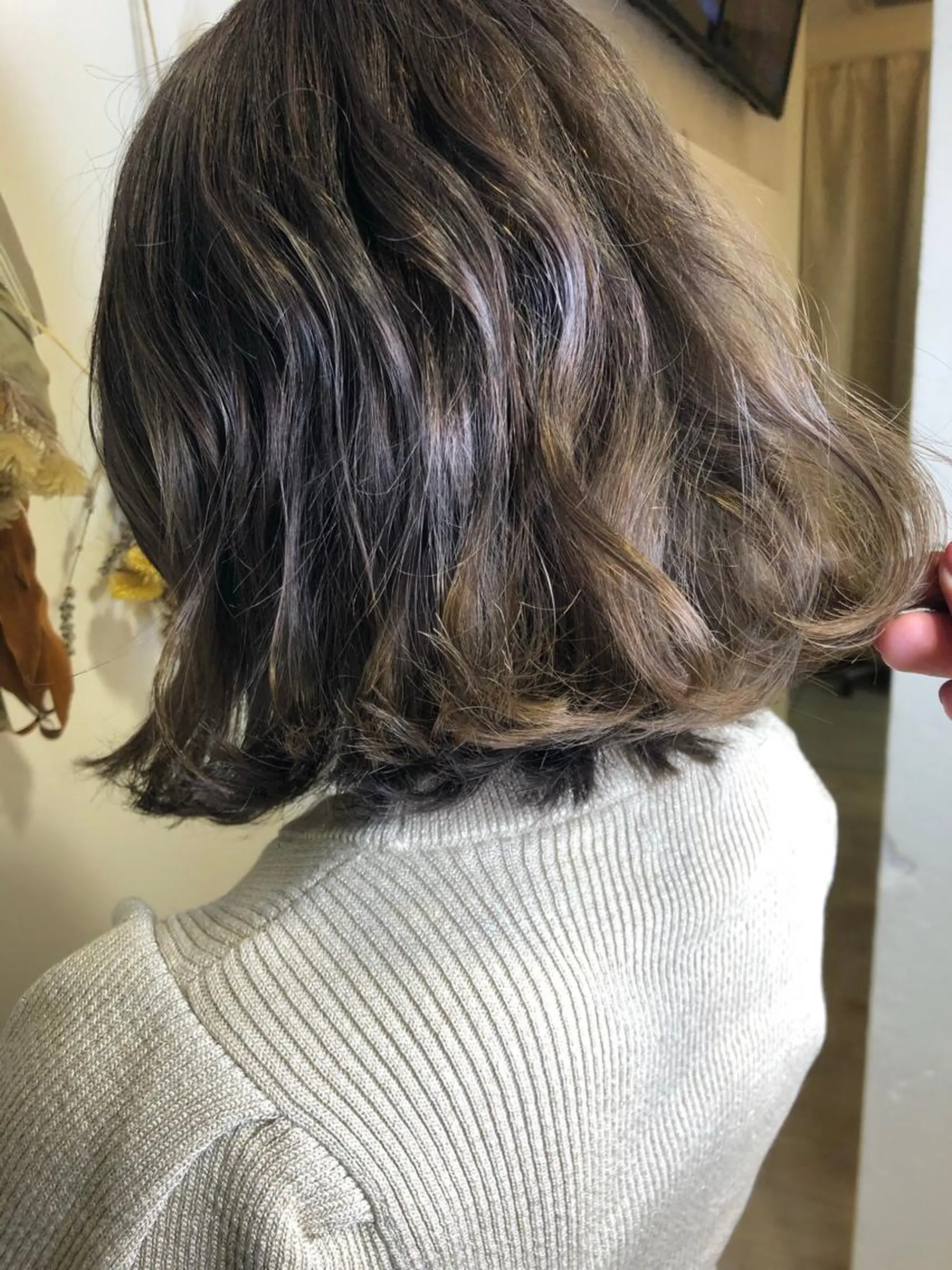 ミディアム カラー グレージュ ヘアカラー トリートメント 松佐 ゆかりのヘアスタイル