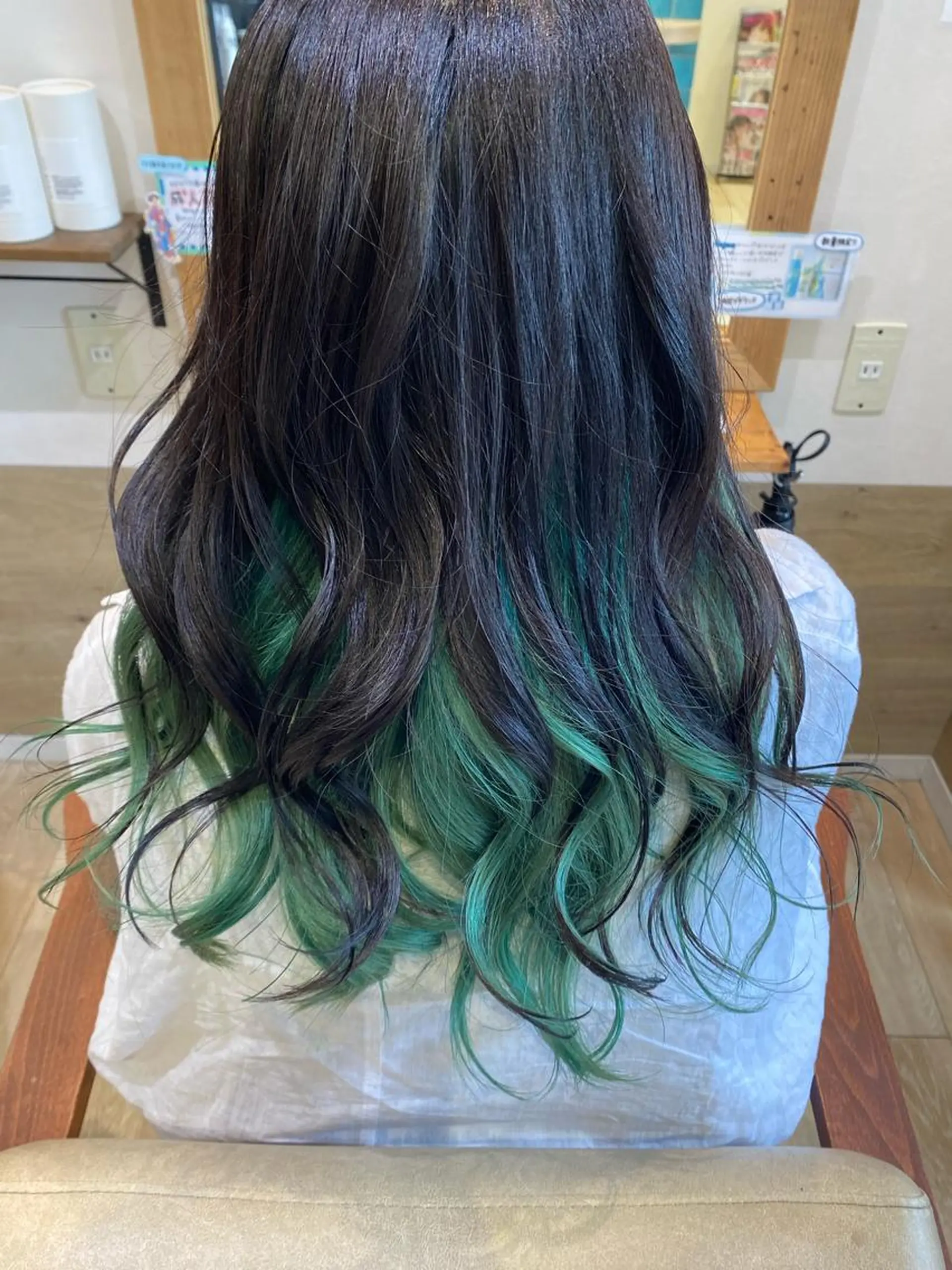 セミロング カラー デザインカラー イヤリングカラー インナーカラー なな 顔周りカット /シールエクステのヘアスタイル