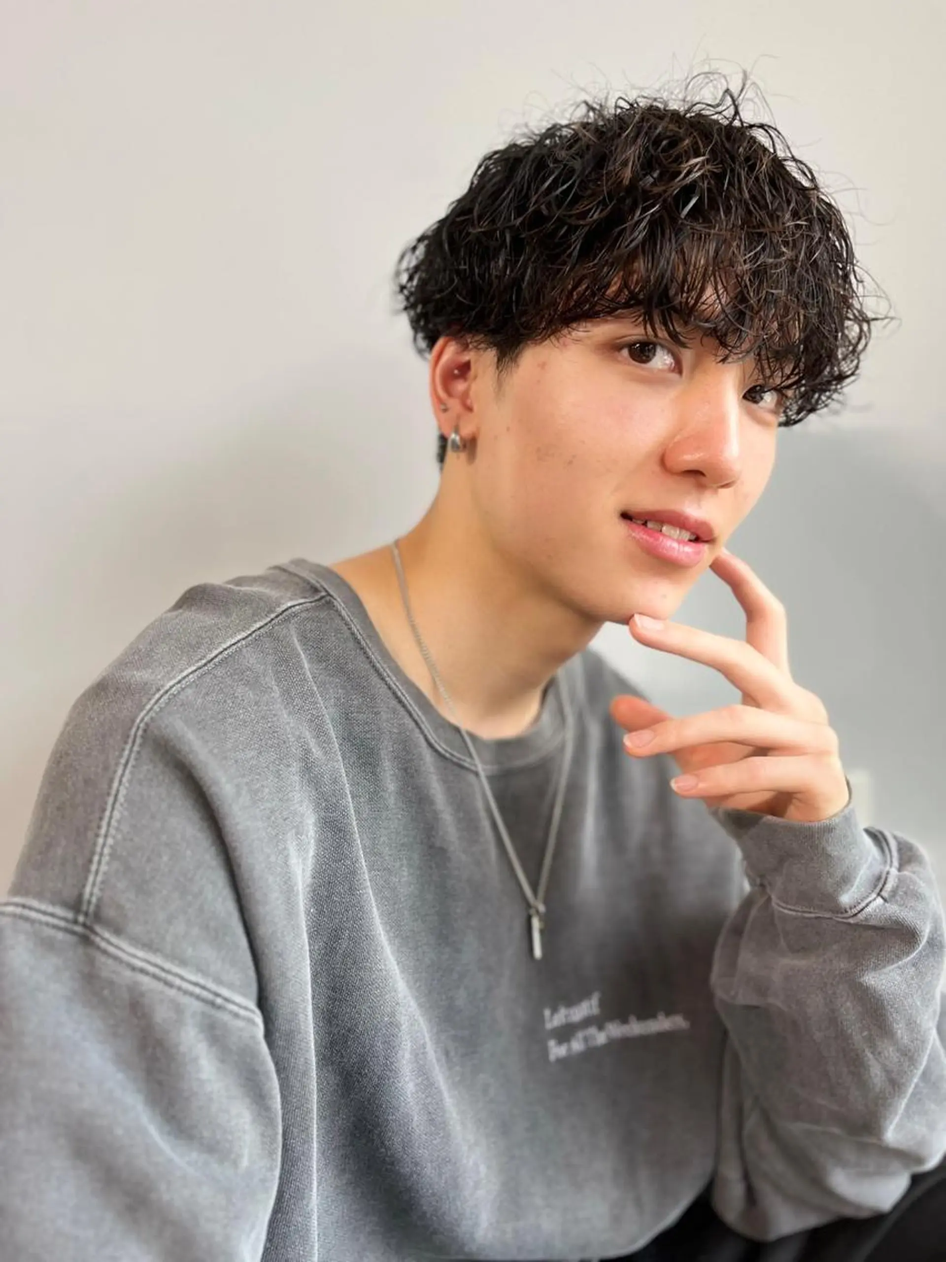 ミディアム パーマ メンズ ミディアムパーマ メンズブリーチ コンマヘア フェードカット メンズハイライト 🔹YUTA🔹 メンズパーマのヘアスタイル