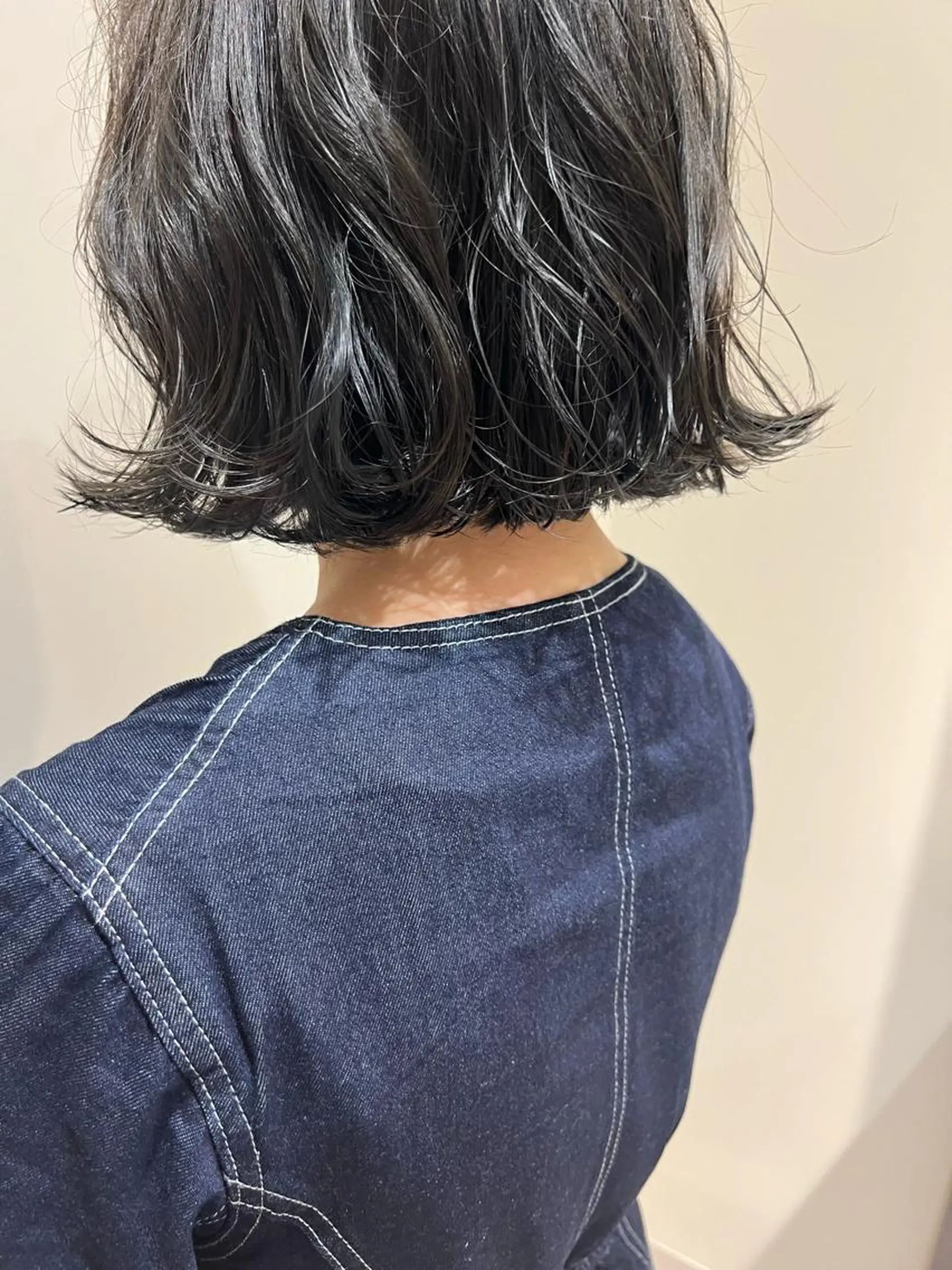 ショート カラー ヘアアレンジ 黒髪 ブルーカラー ブルーブラック ボブ 暗髪カラー🫐パーマ おくだりんかのヘアスタイル