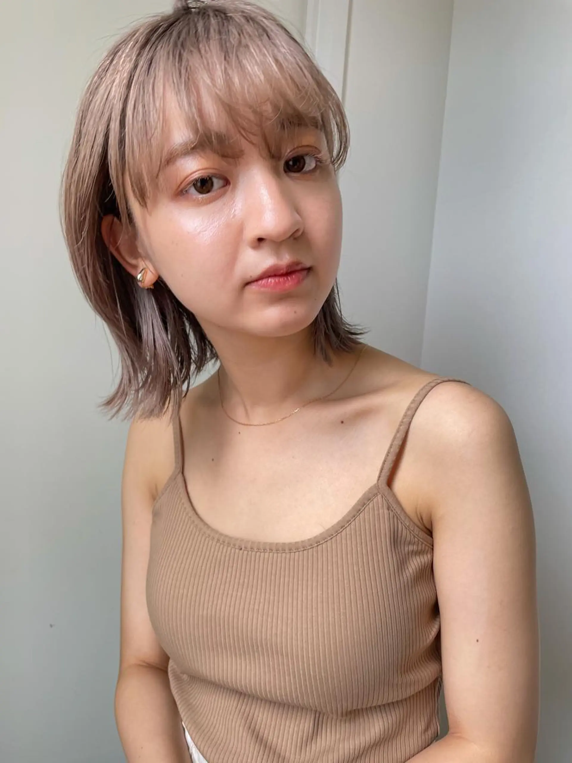 セミロング 岡本康平/ボブ /ブリーチ/レイヤーのヘアスタイル