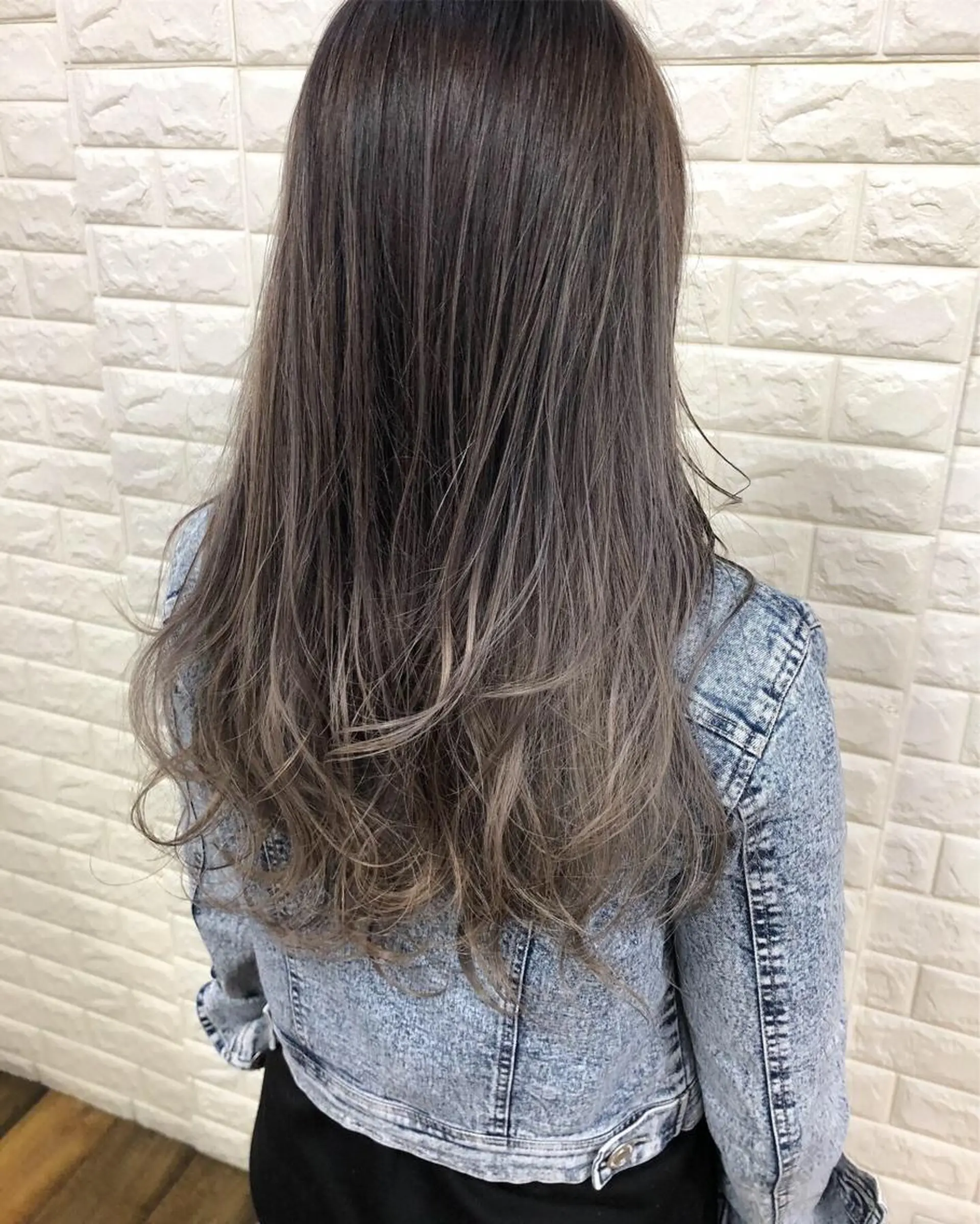 セミロング カラー バレイヤージュ ブリーチ ケアブリーチ レイヤーカット ヘアカラー トリートメント famille ファミーユのヘアスタイル