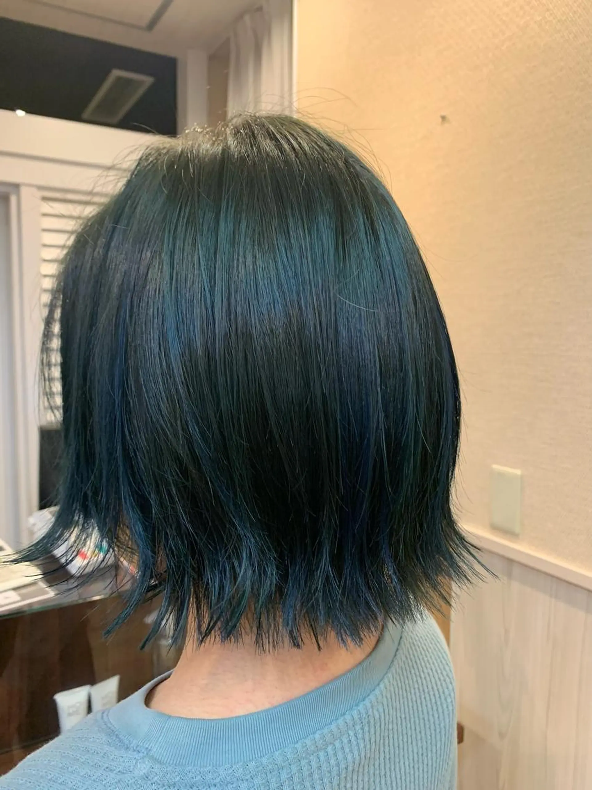 ショート カラー ブルーカラー 外ハネヘア カット ヘアカラー yuri🌼 NUMBER 天王寺のヘアスタイル