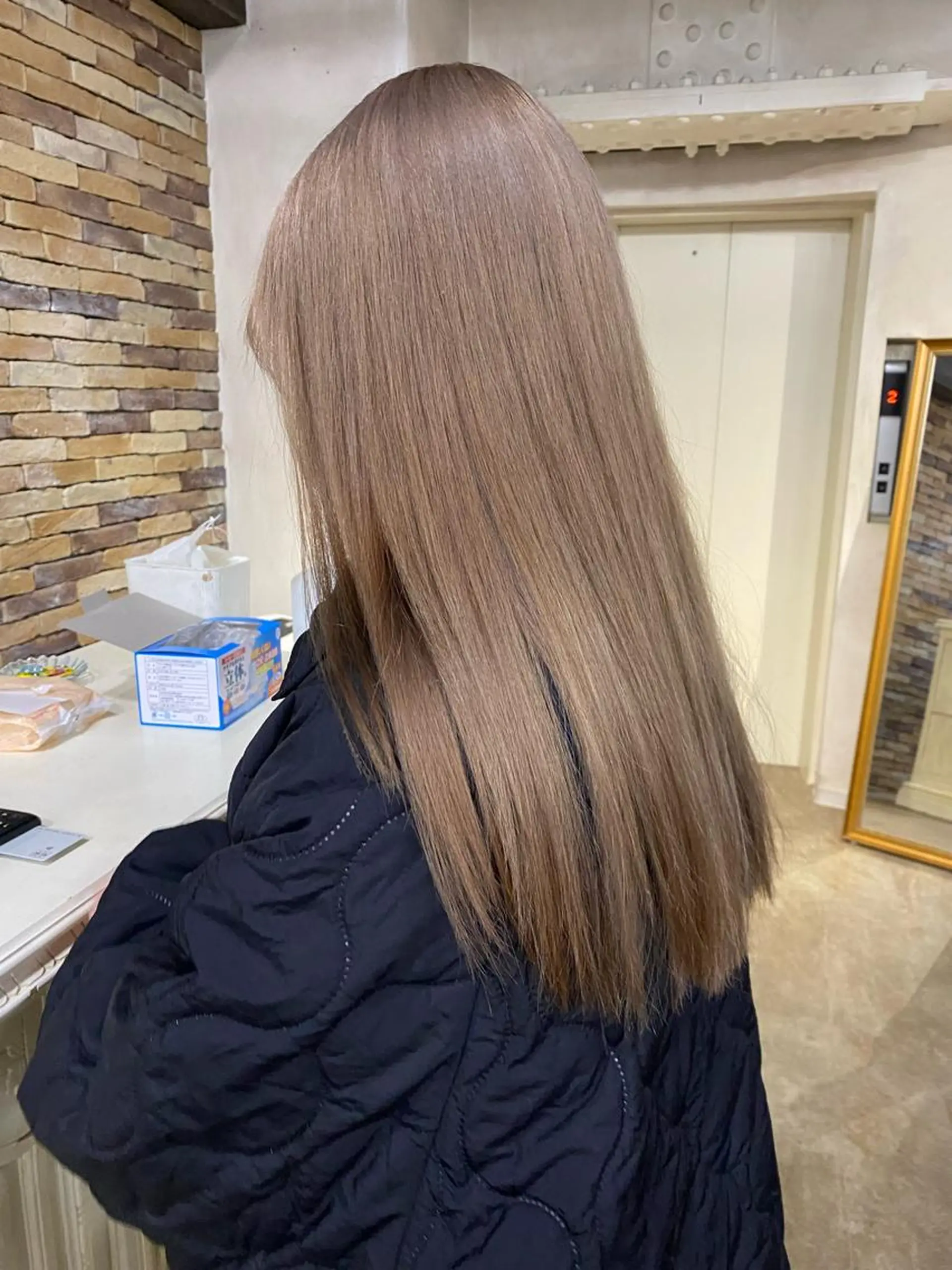 セミロング カラー ベージュカラー ブリーチ ダブルカラー ミルクティーベージュ ヘアカラー ミニモお気に入り数 No.1宍戸雄弥のヘアスタイル